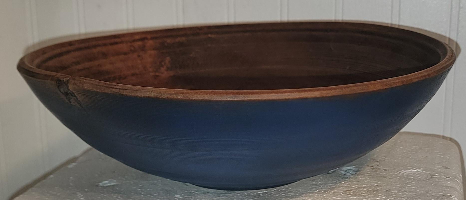 Artisanat Bol en bois original du 19e siècle, peint en bleu et sculpté à la main en vente