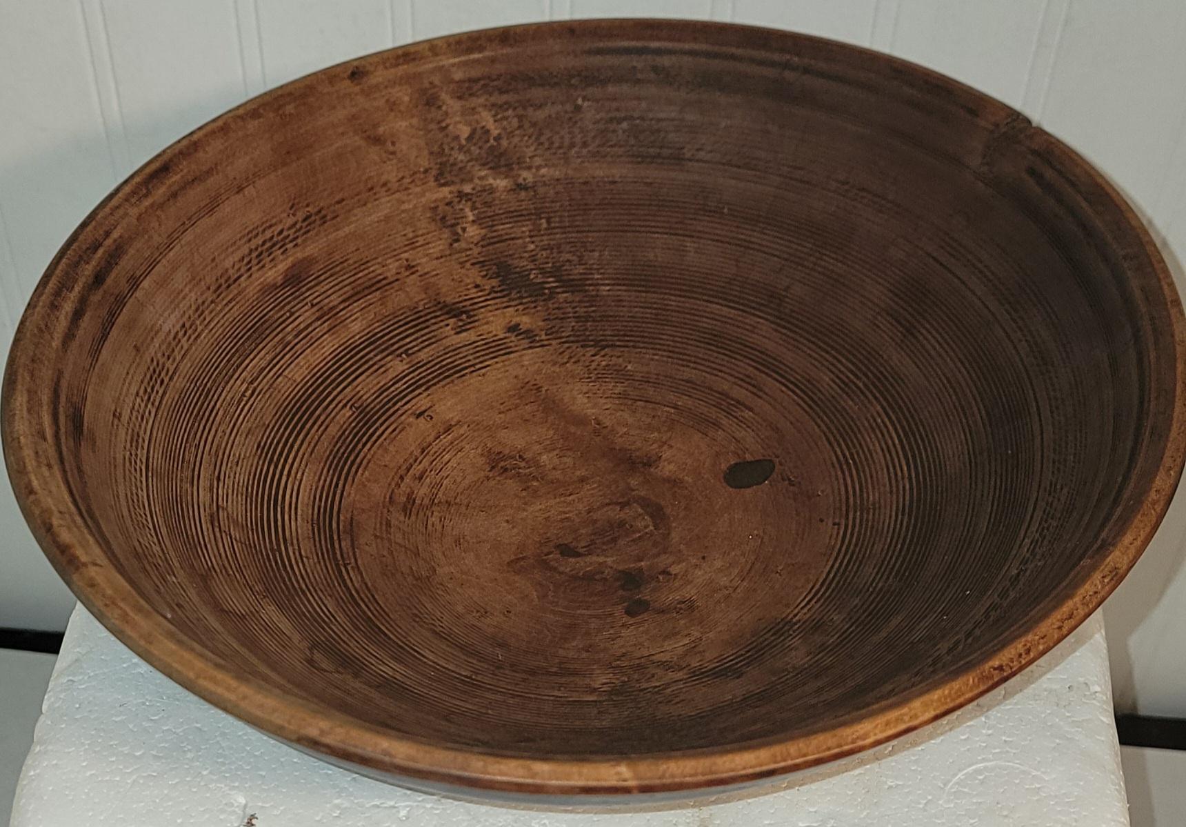 Américain Bol en bois original du 19e siècle, peint en bleu et sculpté à la main en vente