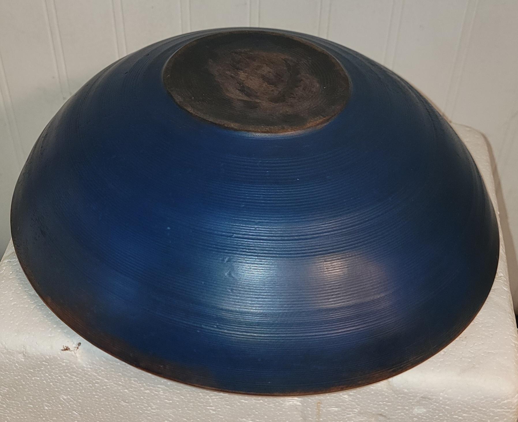 Fait main Bol en bois original du 19e siècle, peint en bleu et sculpté à la main en vente