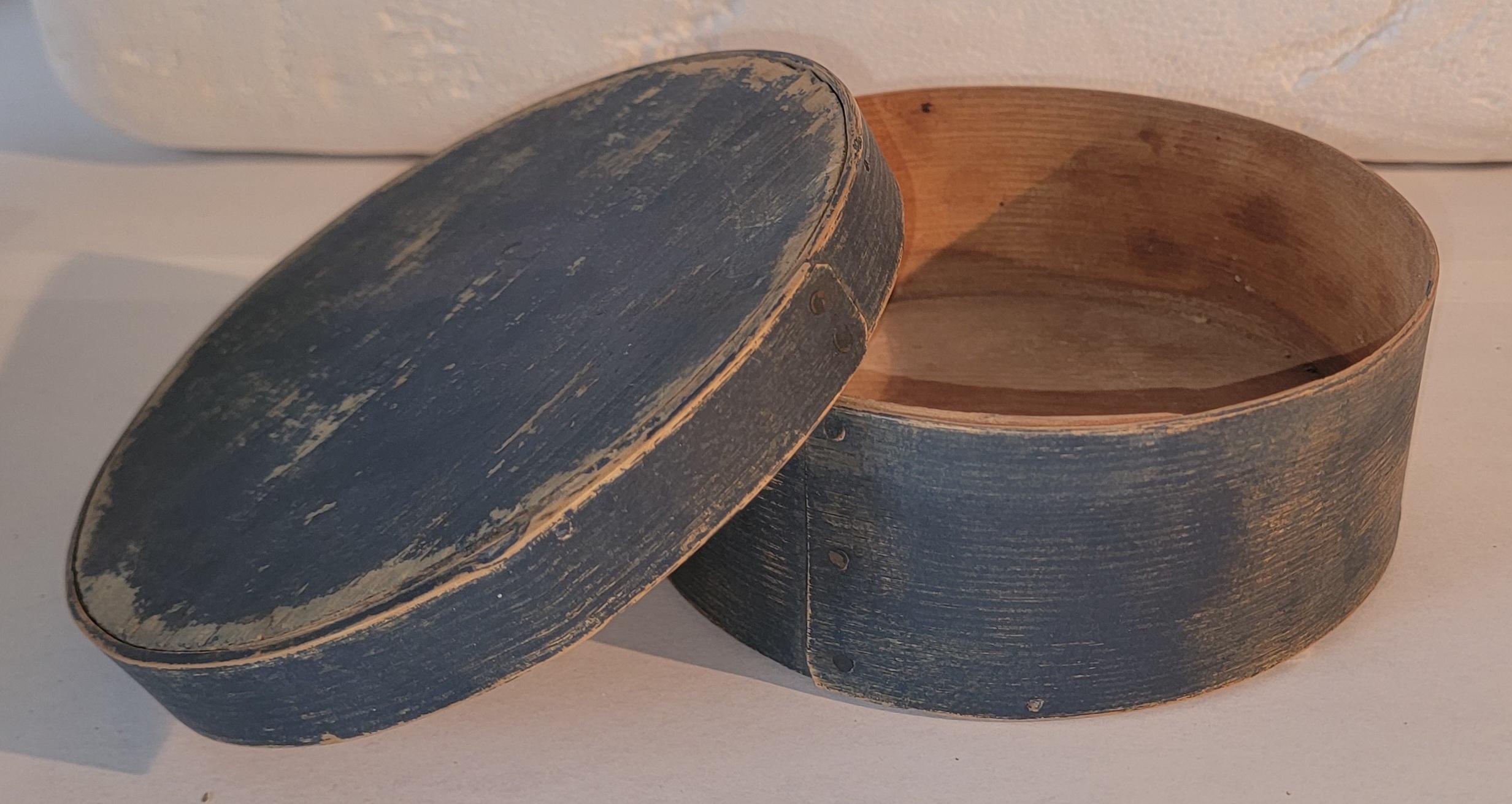 Boîte à provisions peinte en bleu moyen avec couvercle d'origine, construite avec des clous en cuivre, en bon état.