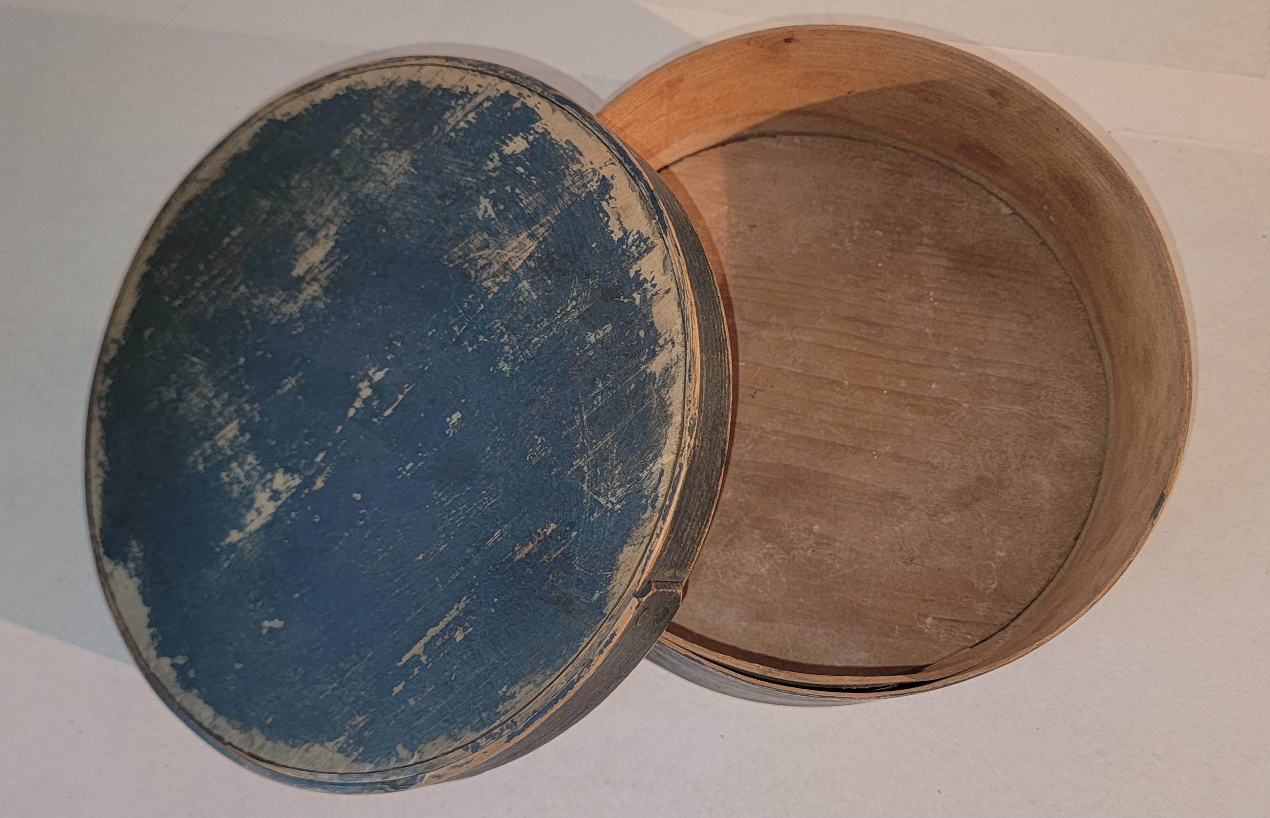Artisanat Boîte à provisions moyenne originale du XIXe siècle, peinte en bleu en vente