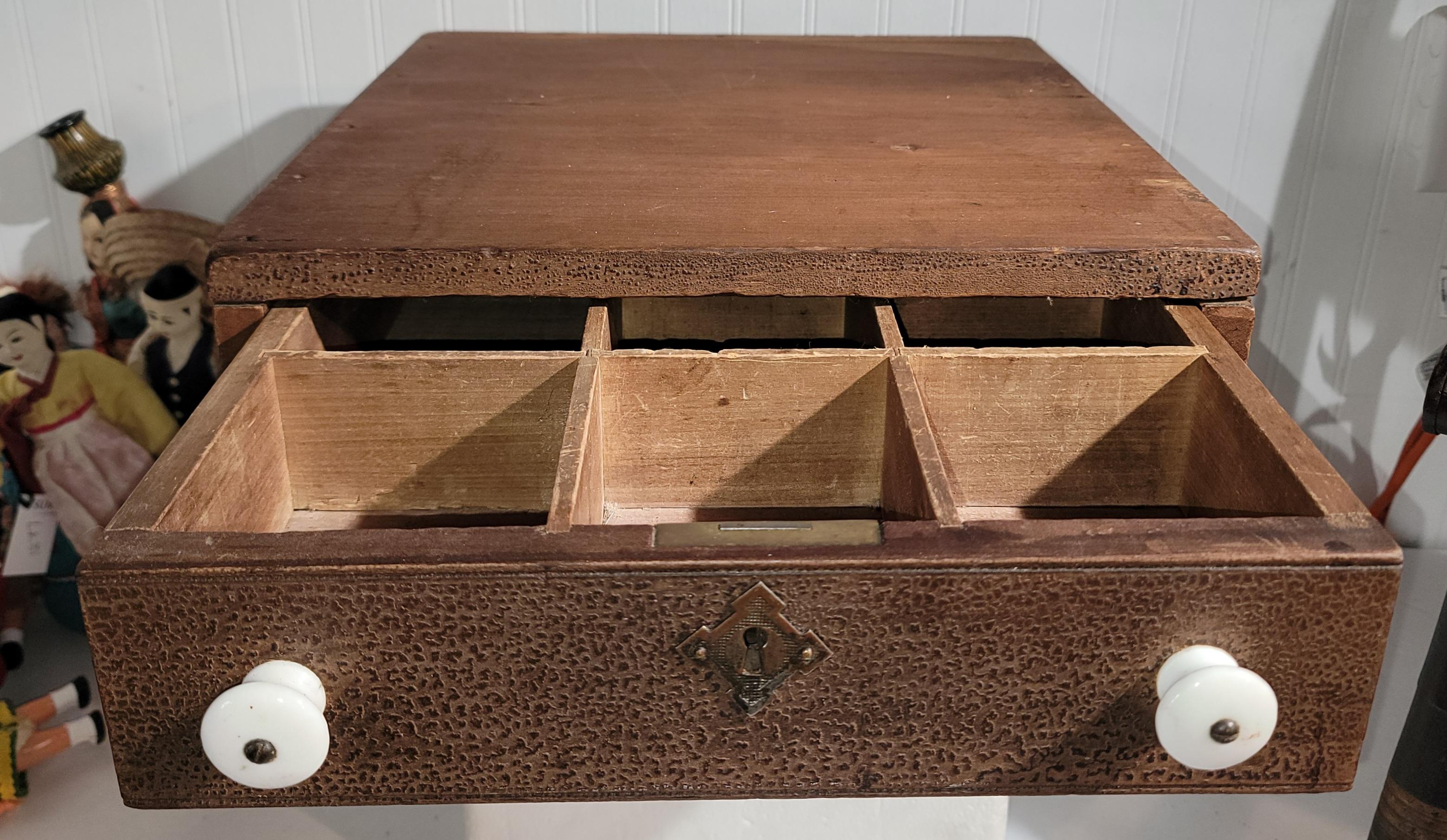 Adirondack Boîte originale du 19e siècle peinte en Brown avec tiroir et poignée en vente
