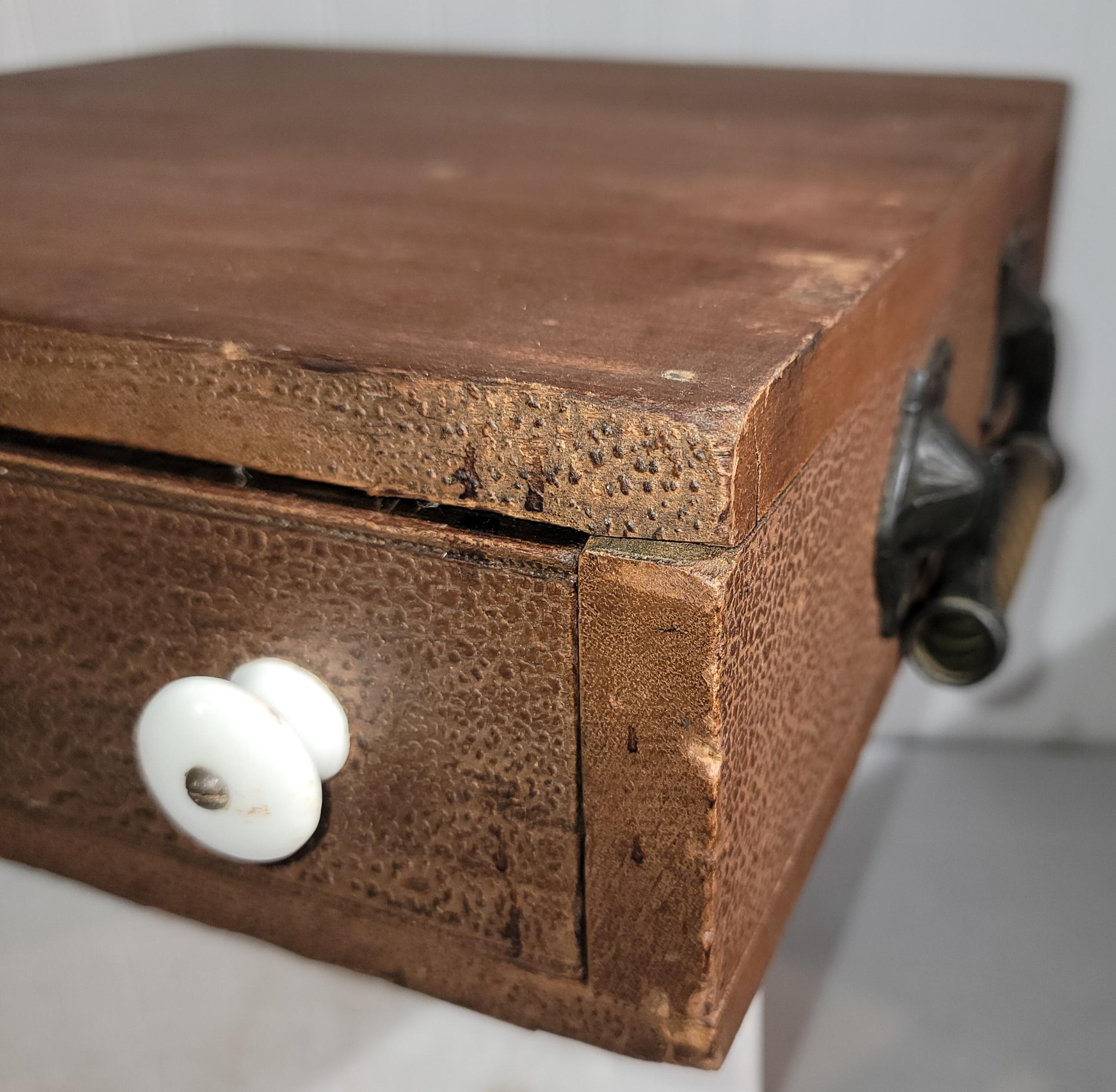 Américain Boîte originale du 19e siècle peinte en Brown avec tiroir et poignée en vente