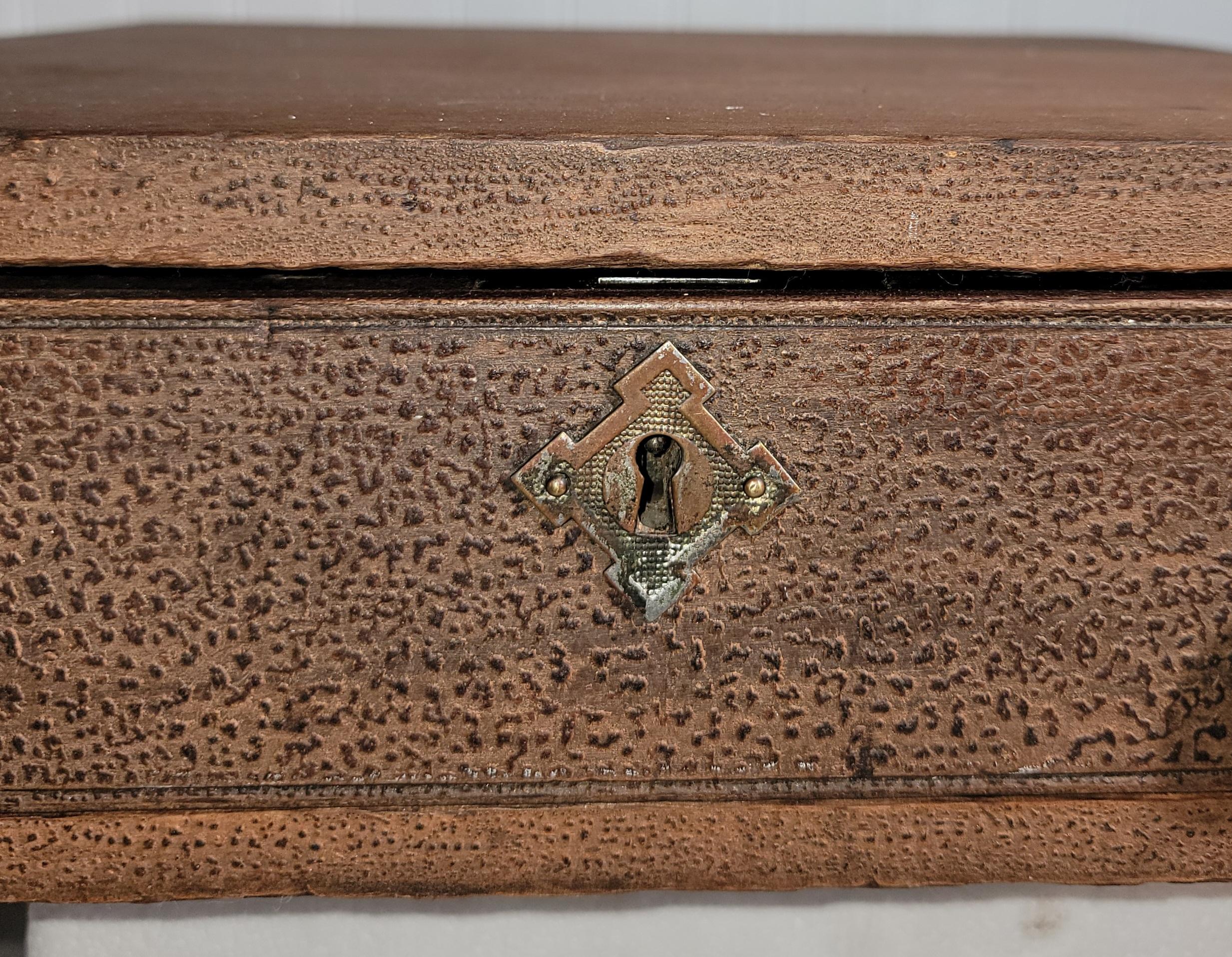 Fin du XIXe siècle Boîte originale du 19e siècle peinte en Brown avec tiroir et poignée en vente