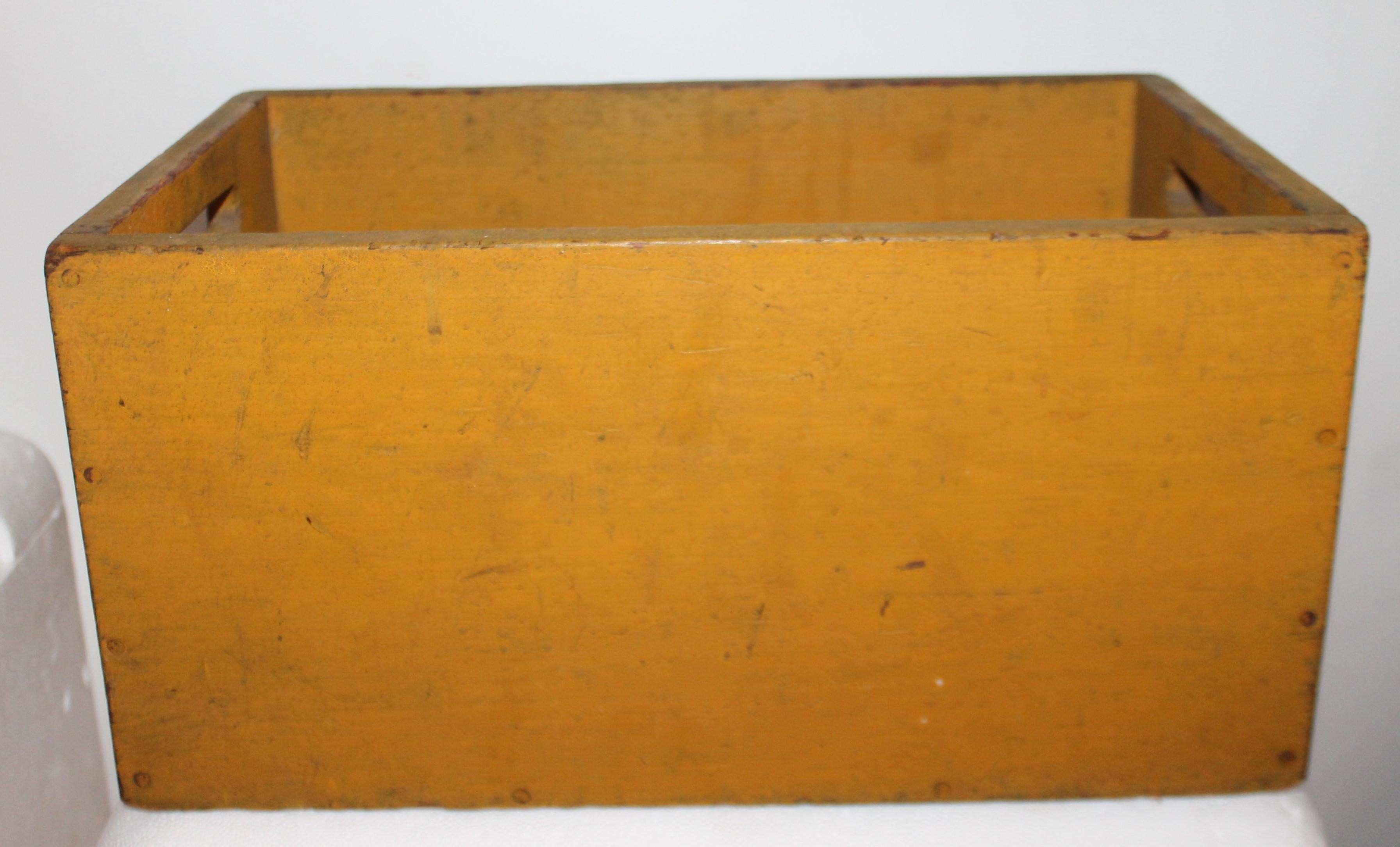 boîte à double poignée peinte d'origine du 19e siècle. Cette boîte ou caisse ancienne est en bon état et conserve la surface peinte jaune chrome d'origine.