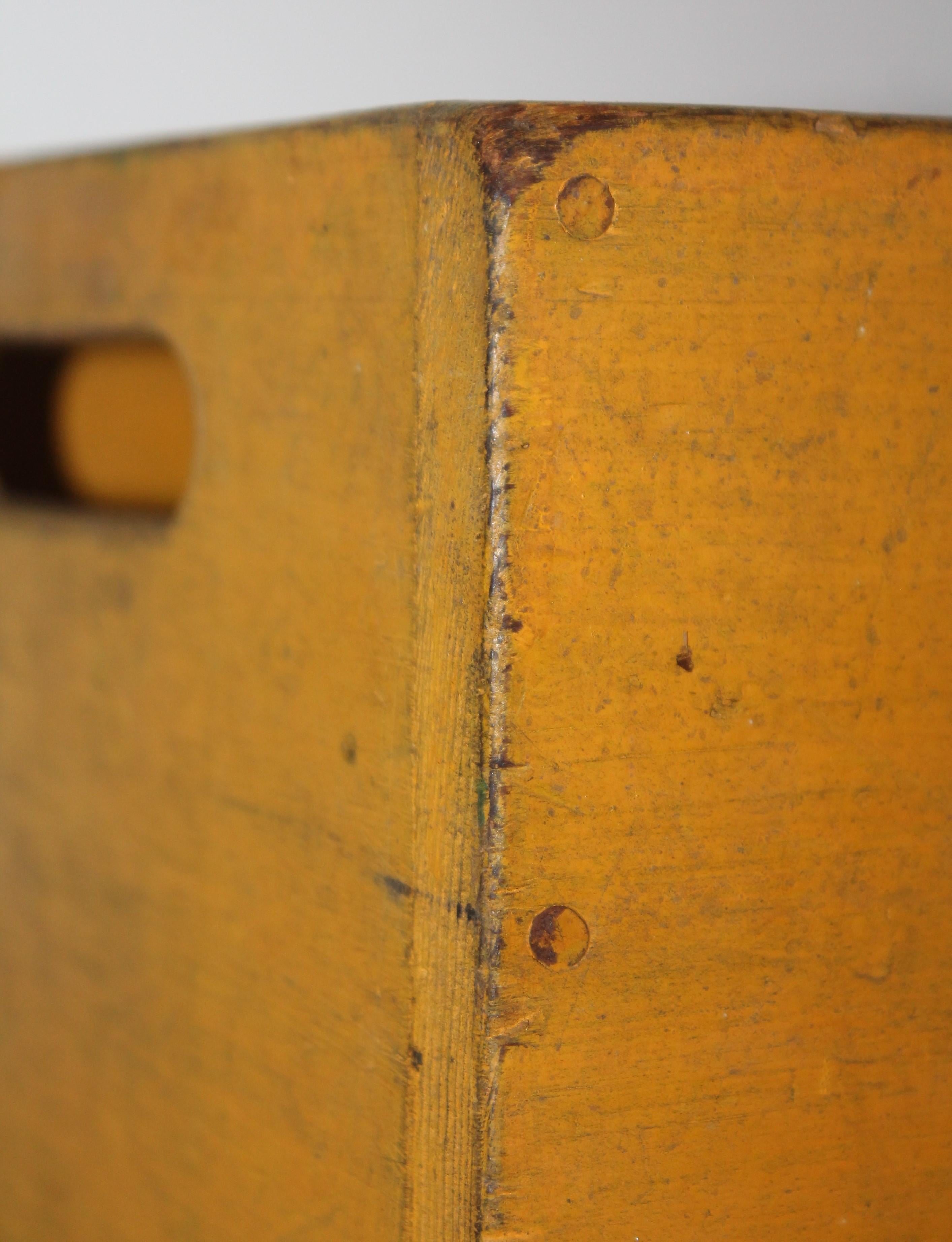 Américain boîte à poignée originale du 19ème siècle peinte en jaune chromé en vente