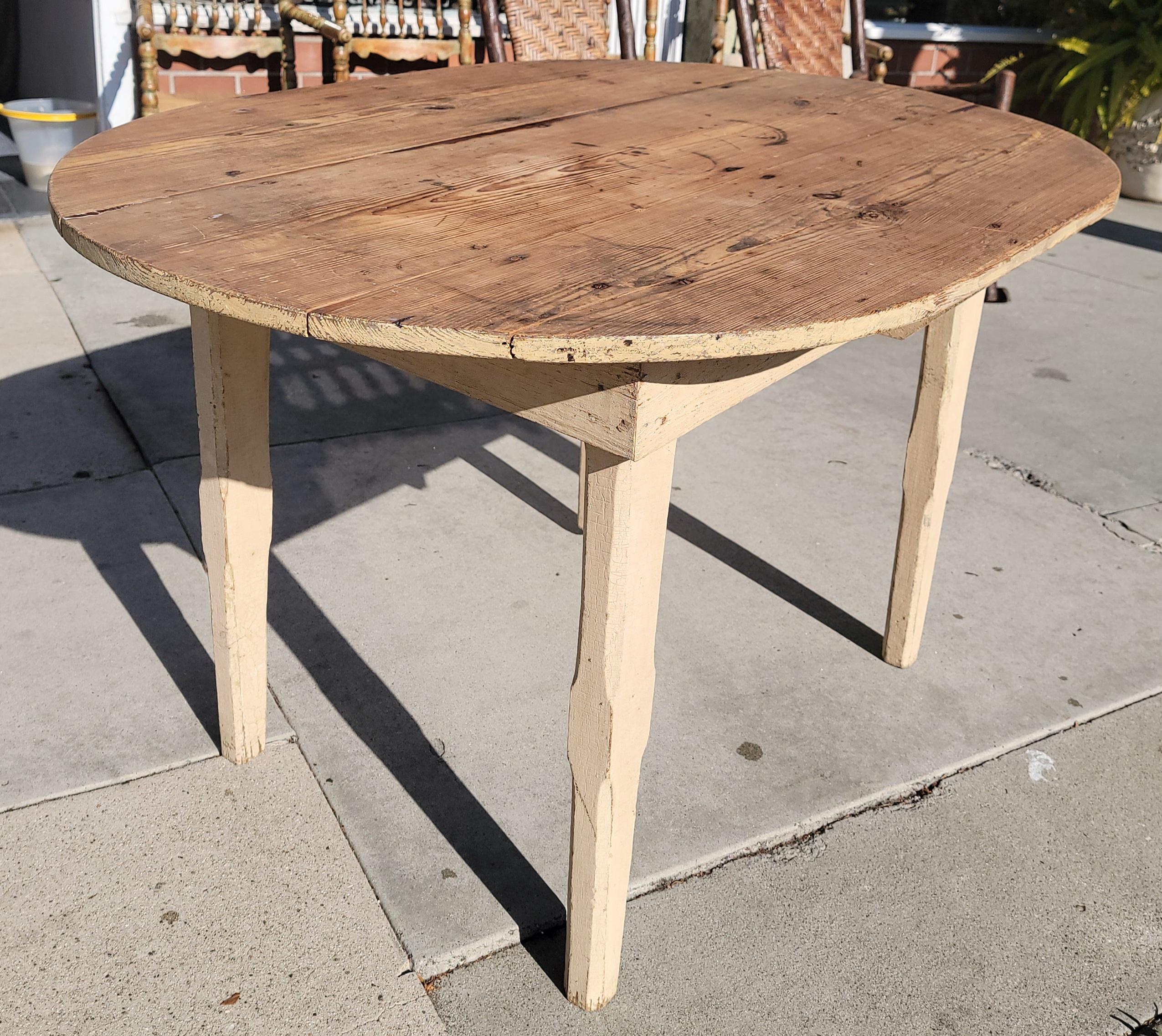 Table de ferme originale peinte en crème du 19ème siècle en Pennsylvanie