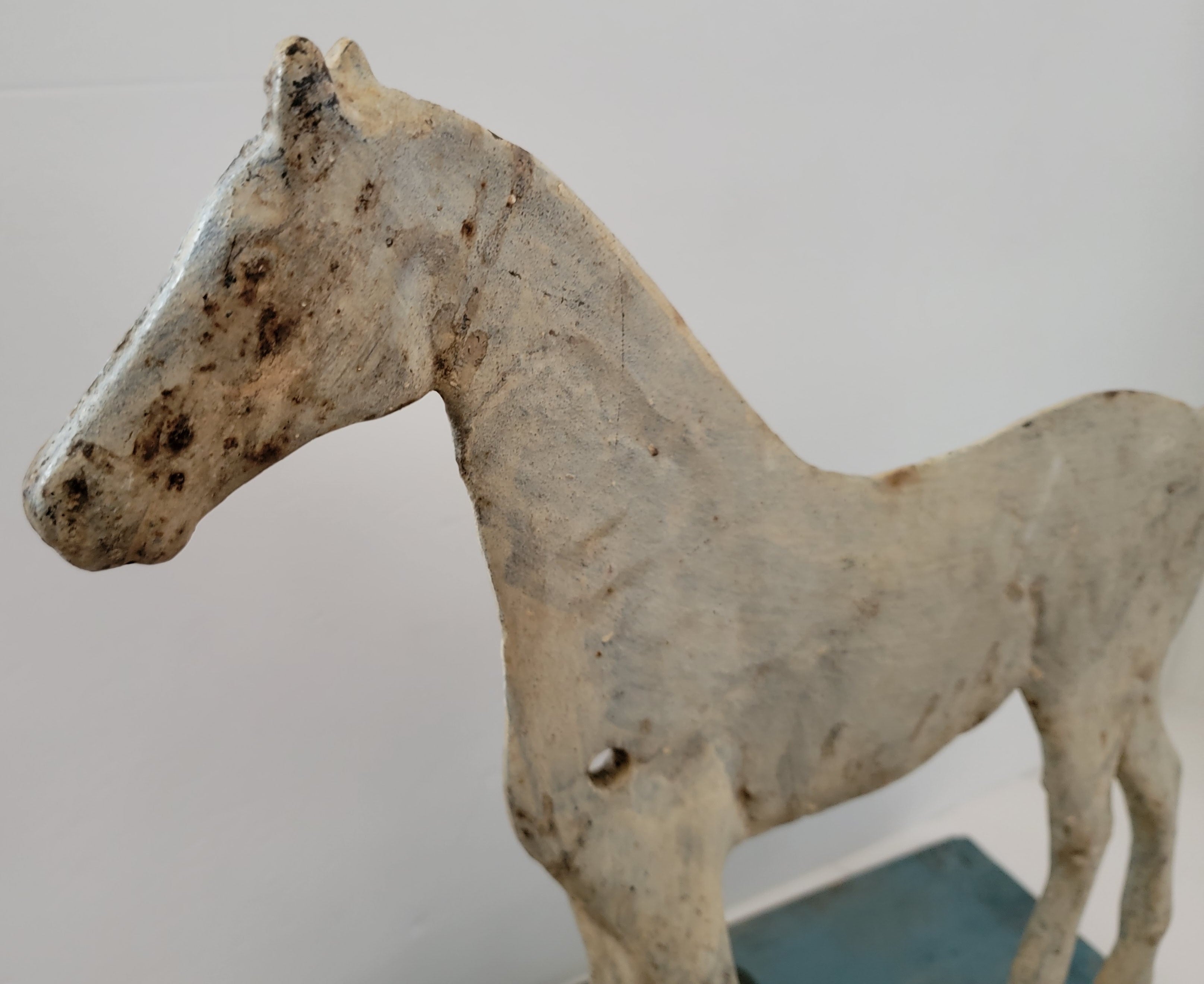 19. Jahrhundert Original Cremefarbenes bemaltes Pferdegeweihmühlengewicht (Adirondack) im Angebot