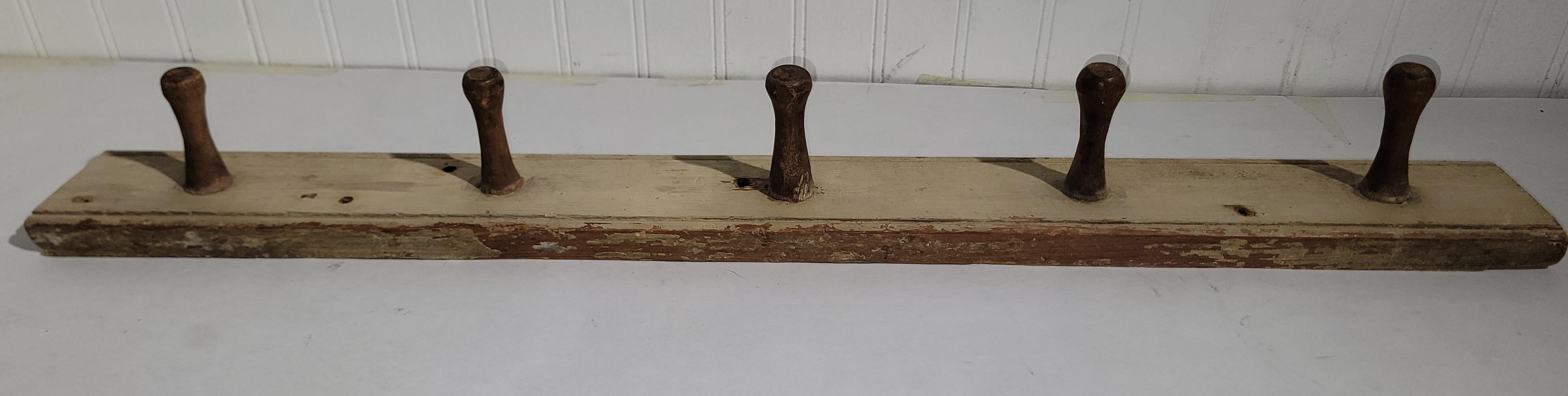 Adirondack Crémaillère originale du 19e siècle peinte en crème en vente