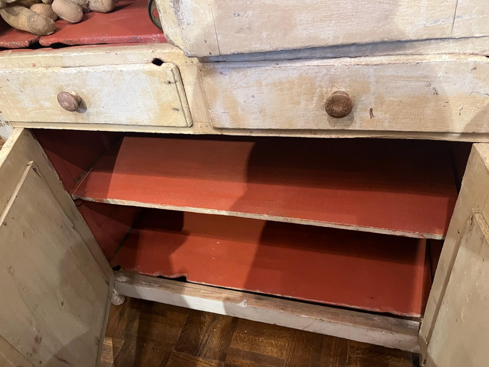 19. Jahrhundert Original cremefarbener Tortenschrank mit lachsfarbener Innenausstattung. Der Zustand ist sehr gut und stabil, die gestanzten Dosen befinden sich an den Seiten des Schranks und die vier Türen sind verkleidet.  Dieser Tortentresor