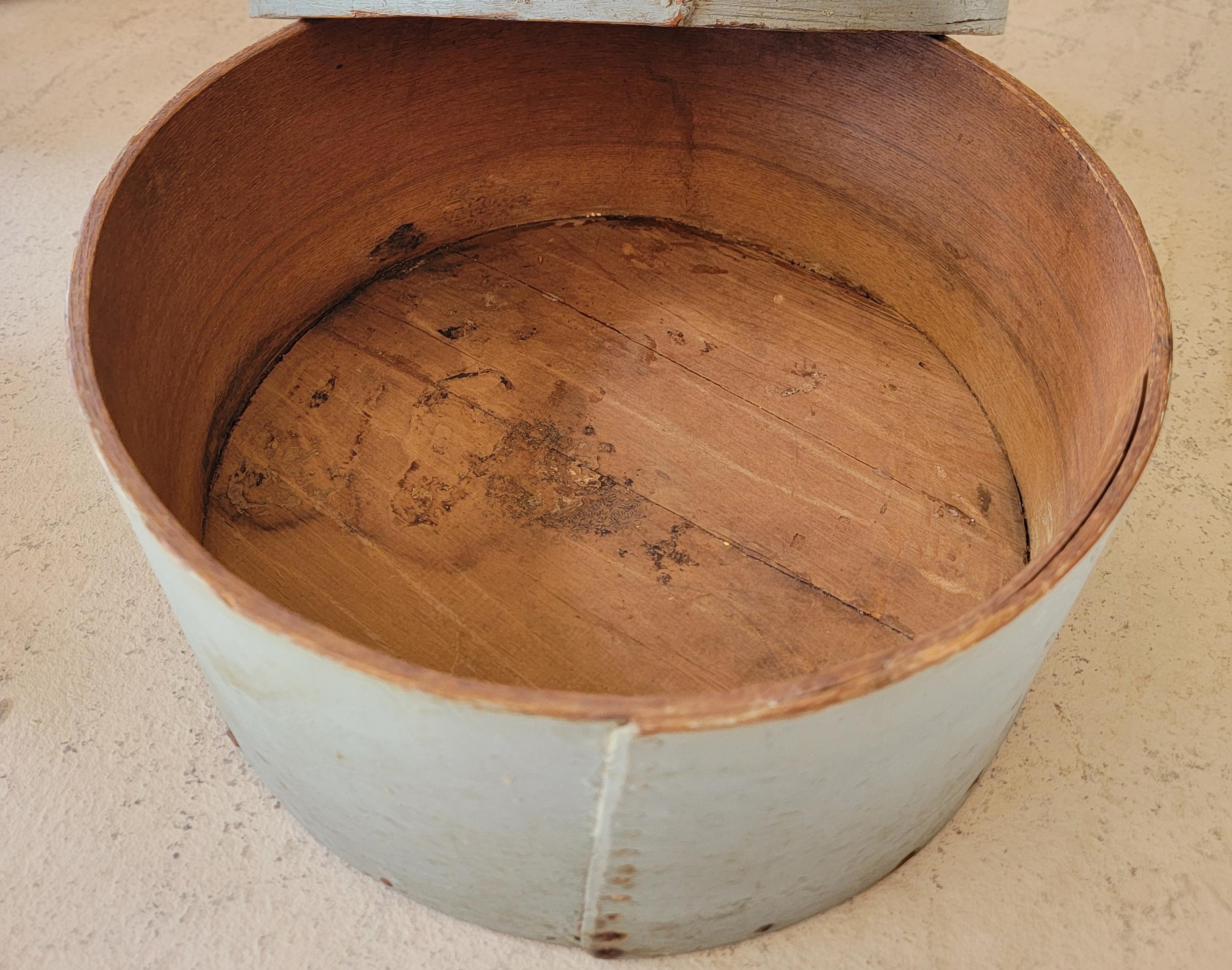 Questa sorprendente scatola da dispensa rotonda originale del XIX secolo, dipinta di grigio, potrebbe essere stata utilizzata per il formaggio o per altri cereali o mangimi.