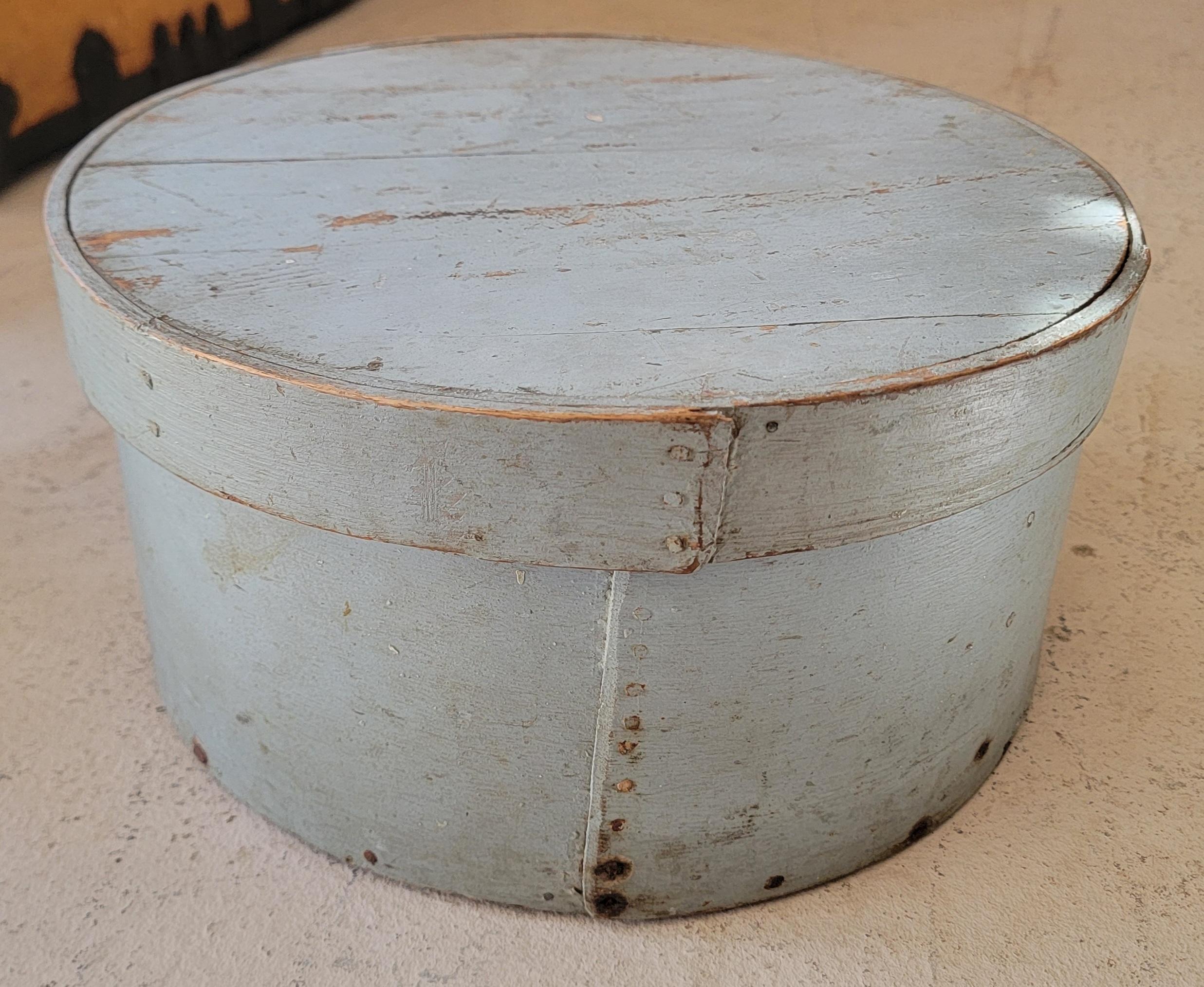 Fatto a mano Originale del XIX secolo  Scatola della dispensa dipinta di grigio in vendita