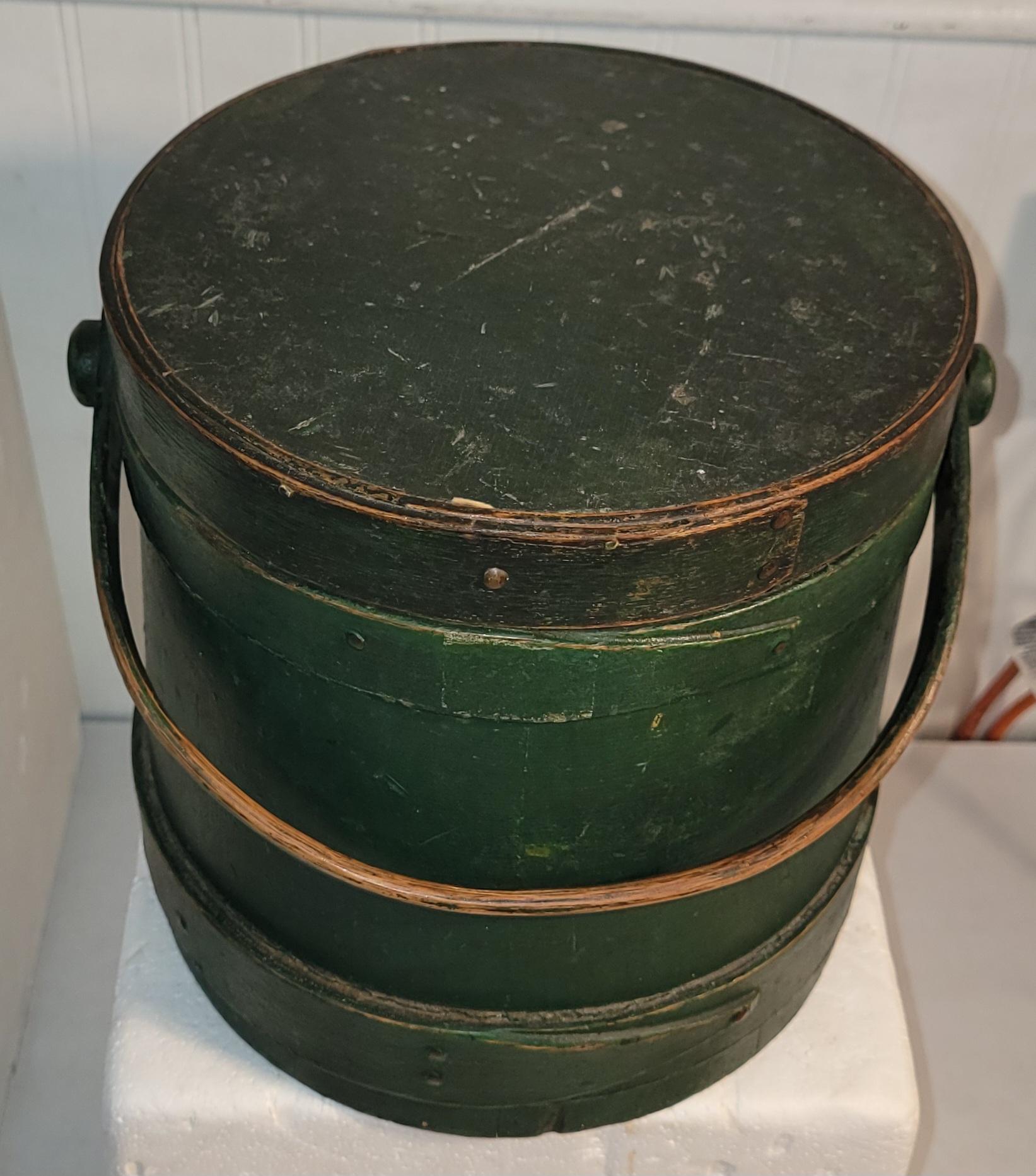 19Thc Furkin / cubo original pintado de verde esmeralda con la construcción de clavos de cobre y el mango original.El estado es muy bueno.