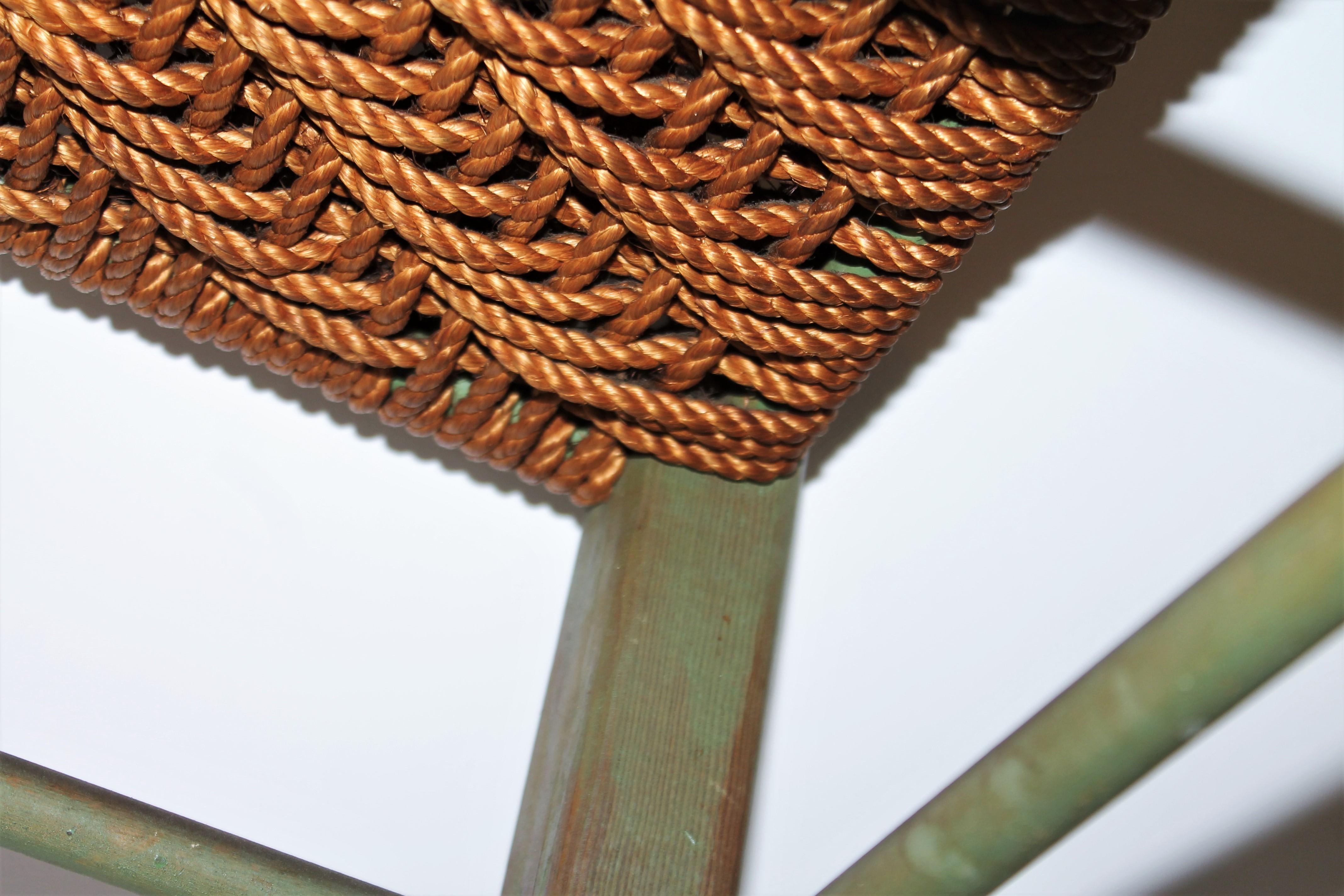 Américain Tabouret original du 19ème siècle peint en vert avec assise tissée en vente