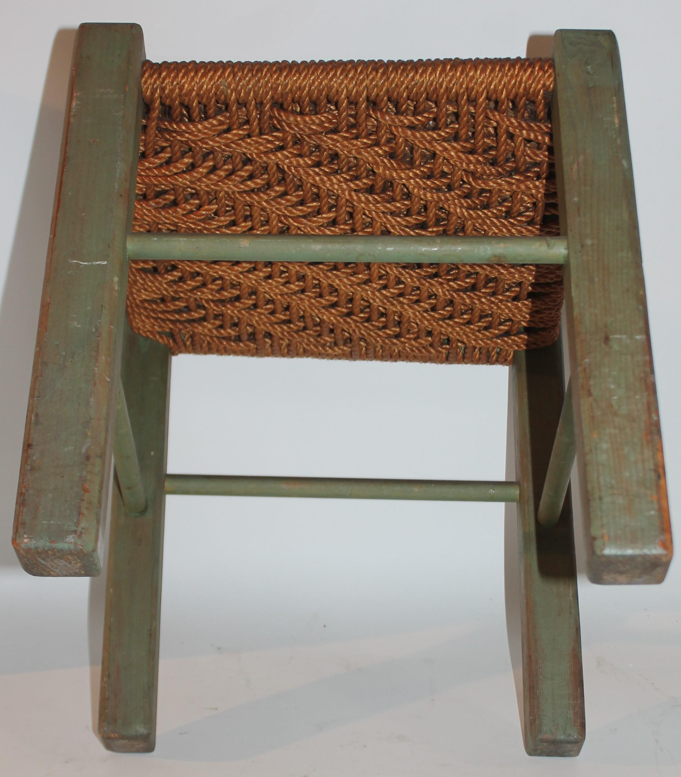 Tabouret original du 19ème siècle peint en vert avec assise tissée en vente 1
