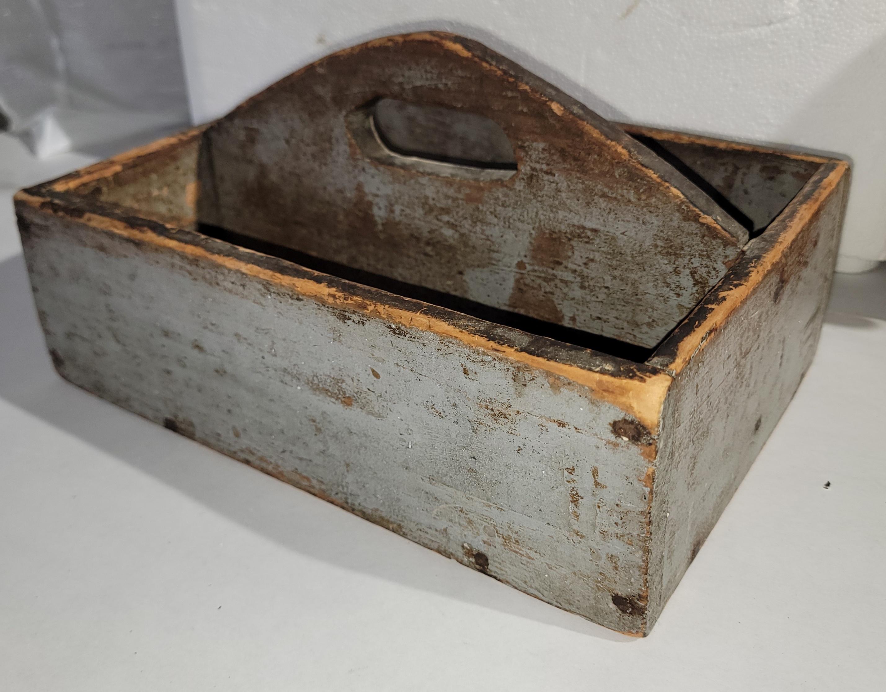 Scatola o portacoltelli originale del 19THC dipinta di blu/grigio. Queste posate sono  La costruzione con chiodi quadrati è forte e robusta.