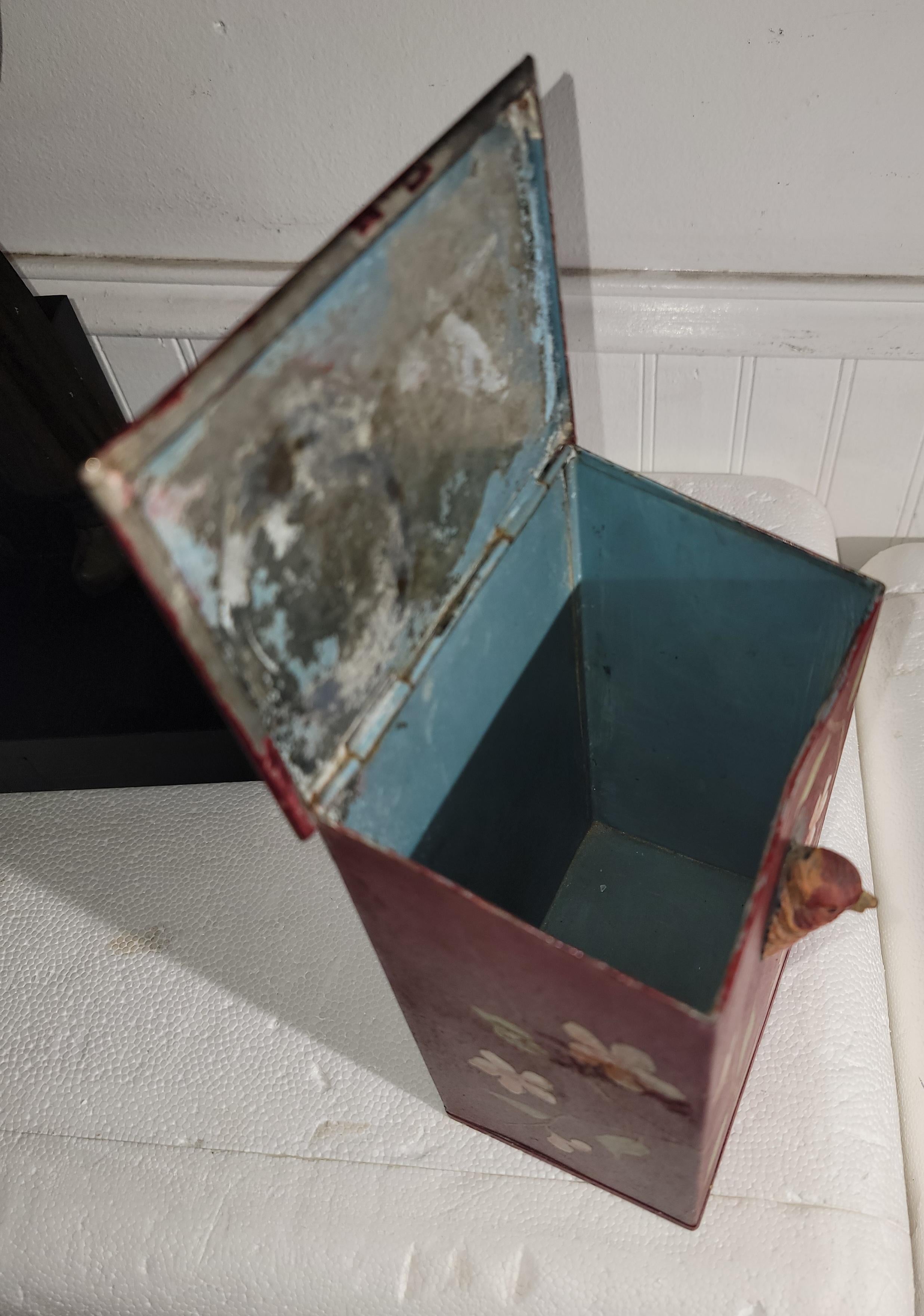 Peint à la main Boîte à thé originale du 19e siècle peinte à la main avec oiseau en vente