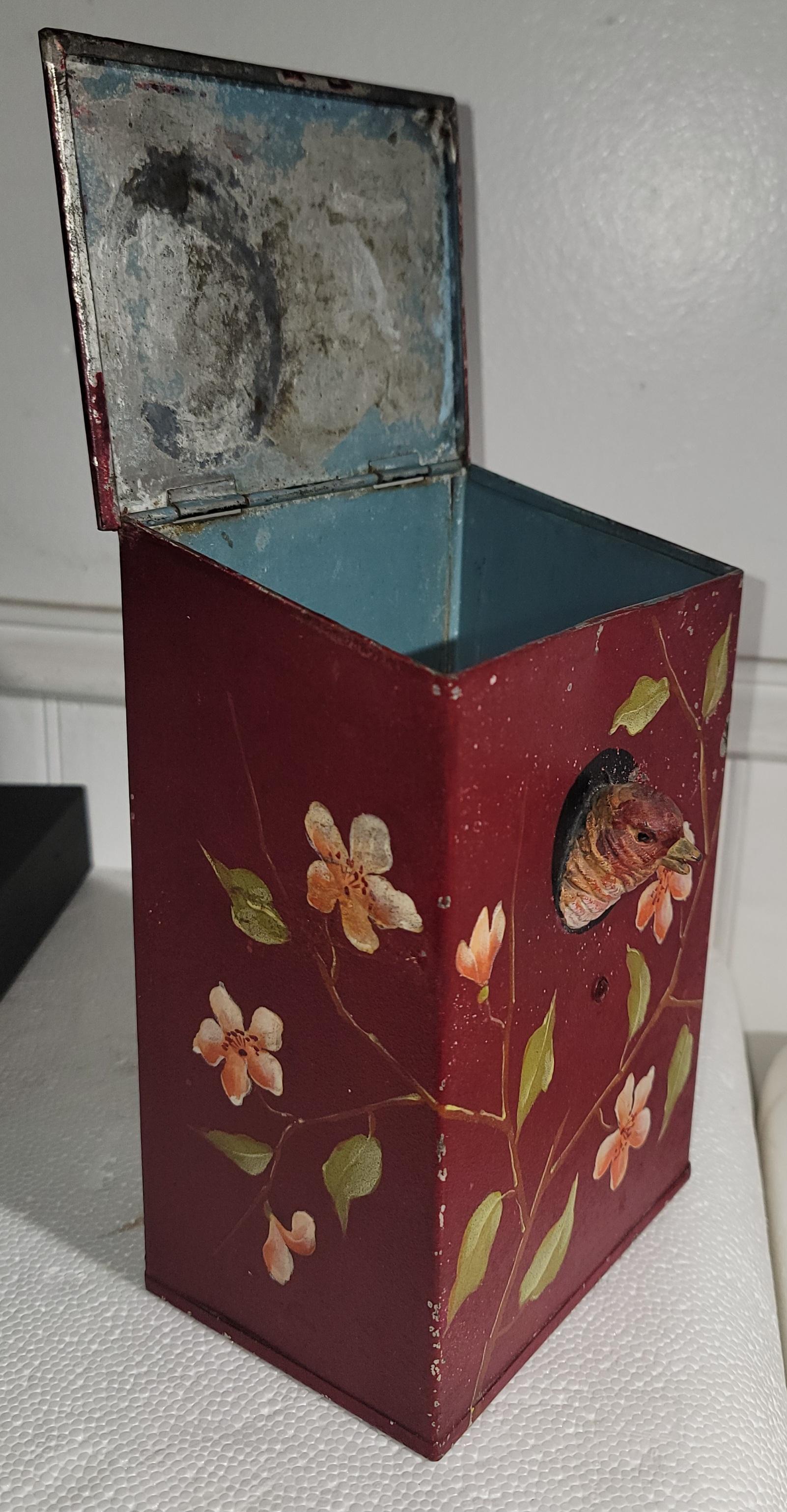 Étain Boîte à thé originale du 19e siècle peinte à la main avec oiseau en vente