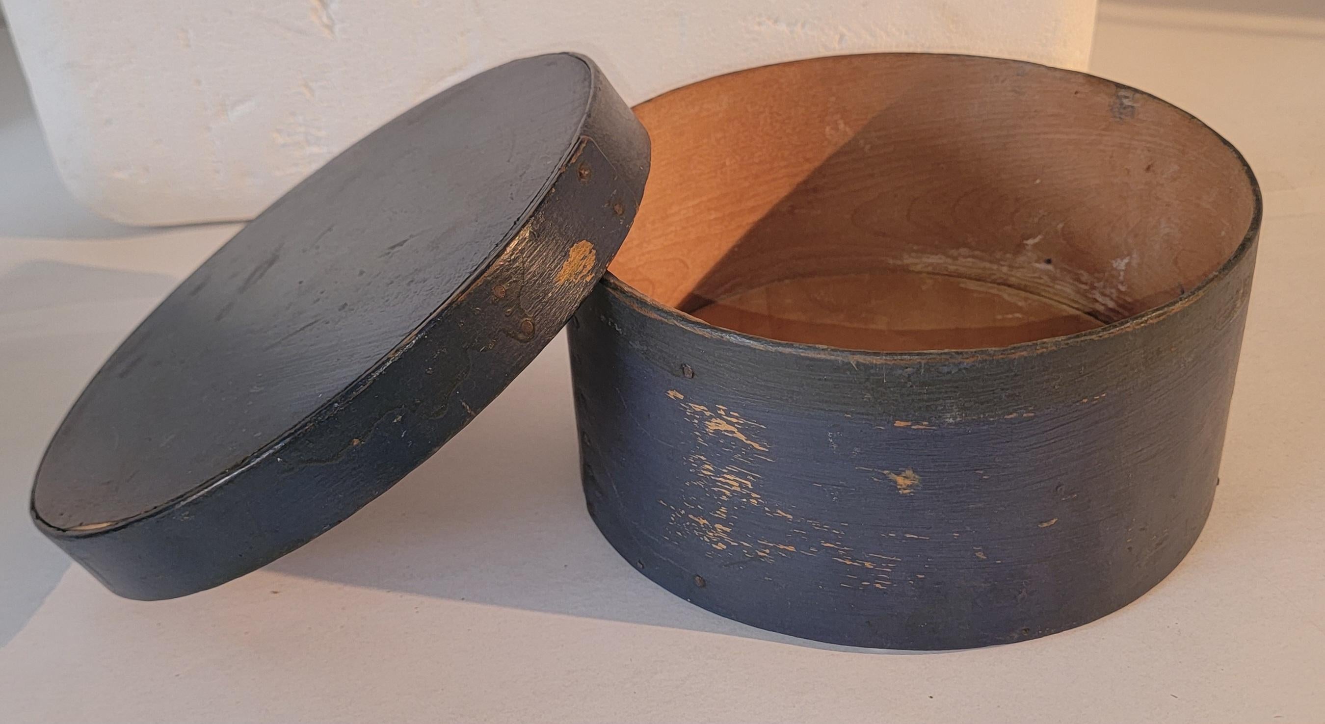 Cette boîte à provisions de couleur bleu indigo a été trouvée dans une succession en Nouvelle Angleterre et est en très bon état.