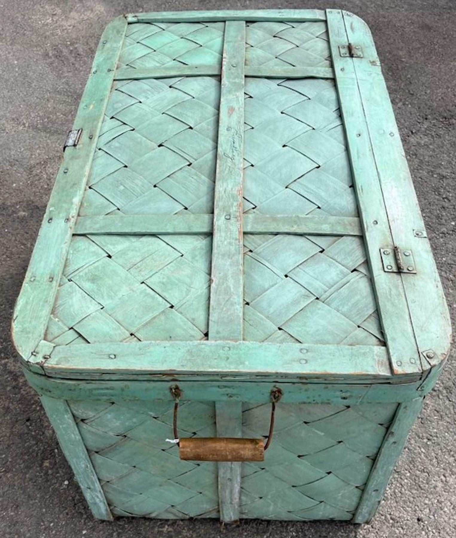 Questo incredibile cesto originale dipinto a mano, di colore verde menta, risalente al XIX secolo, è in buone condizioni. Si noti che ha le doppie maniglie originali su ogni lato.