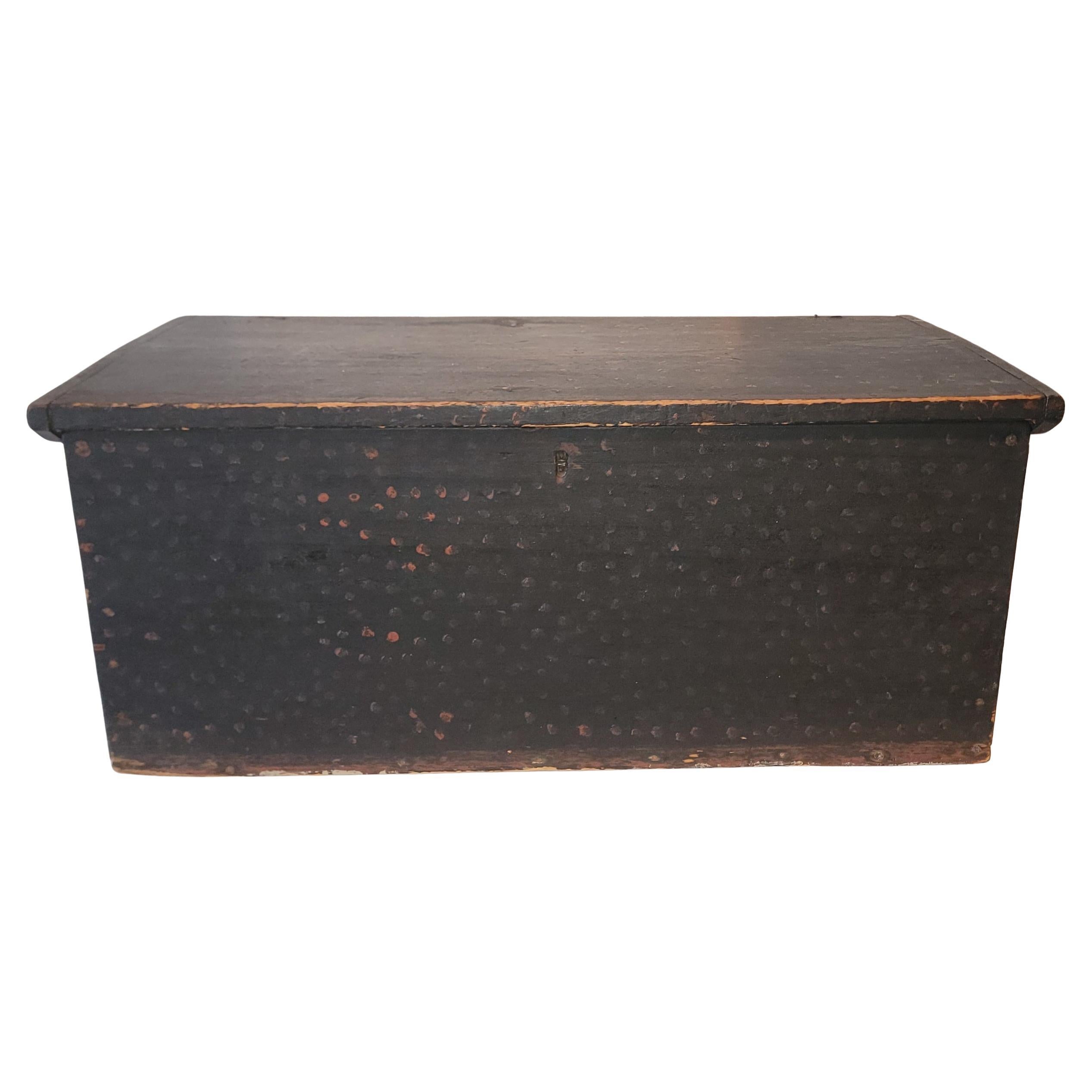 19Thc Original  peinture décorée de taches rouges sur un fond noir.Ce coffre étonnant provient d'une collection privée de Nouvelle Angleterre.