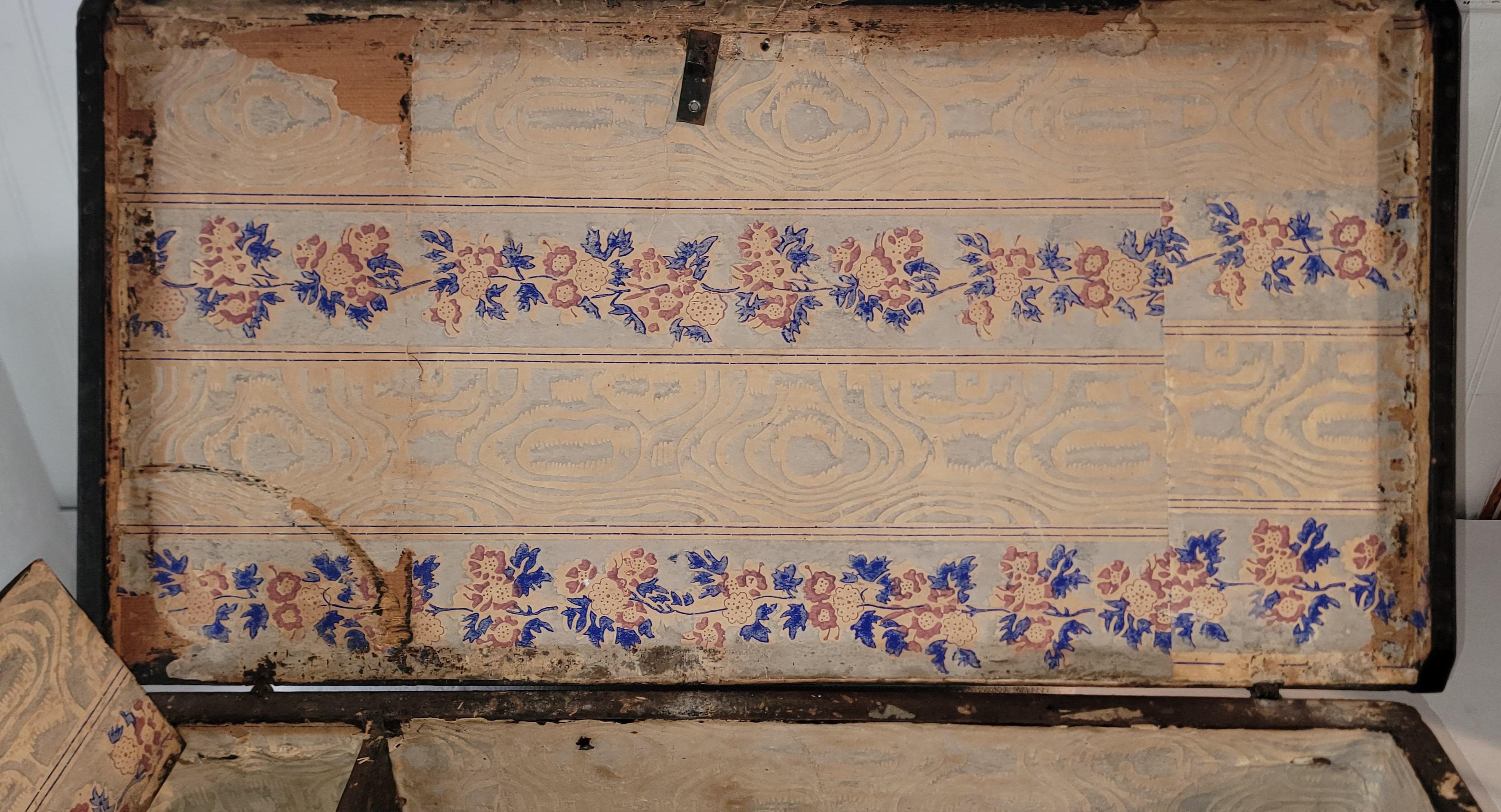 Boîte originale décorée à la peinture du 19e siècle Bon état - En vente à Los Angeles, CA