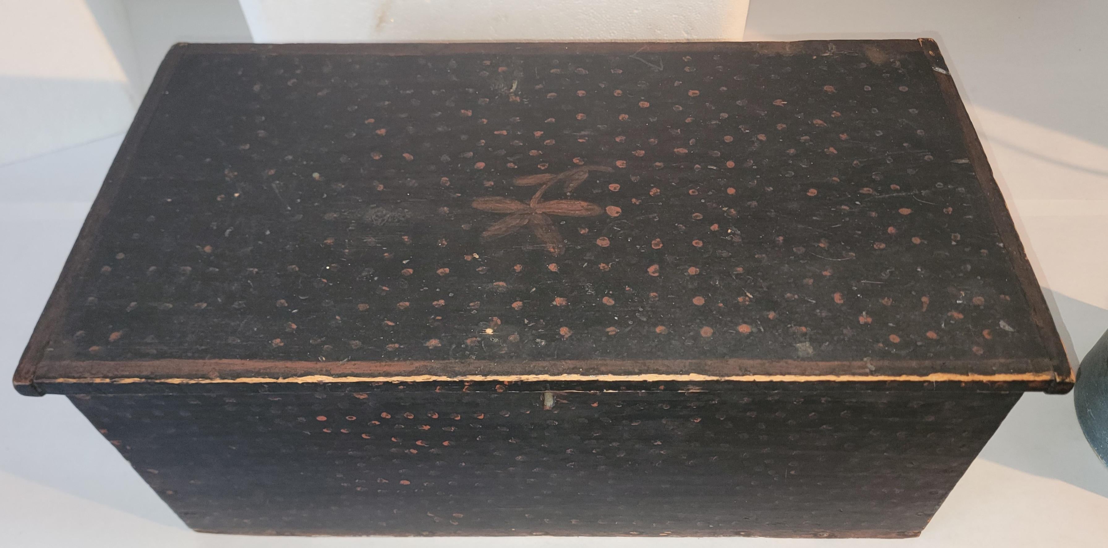 XIXe siècle Boîte originale décorée à la peinture du 19e siècle en vente