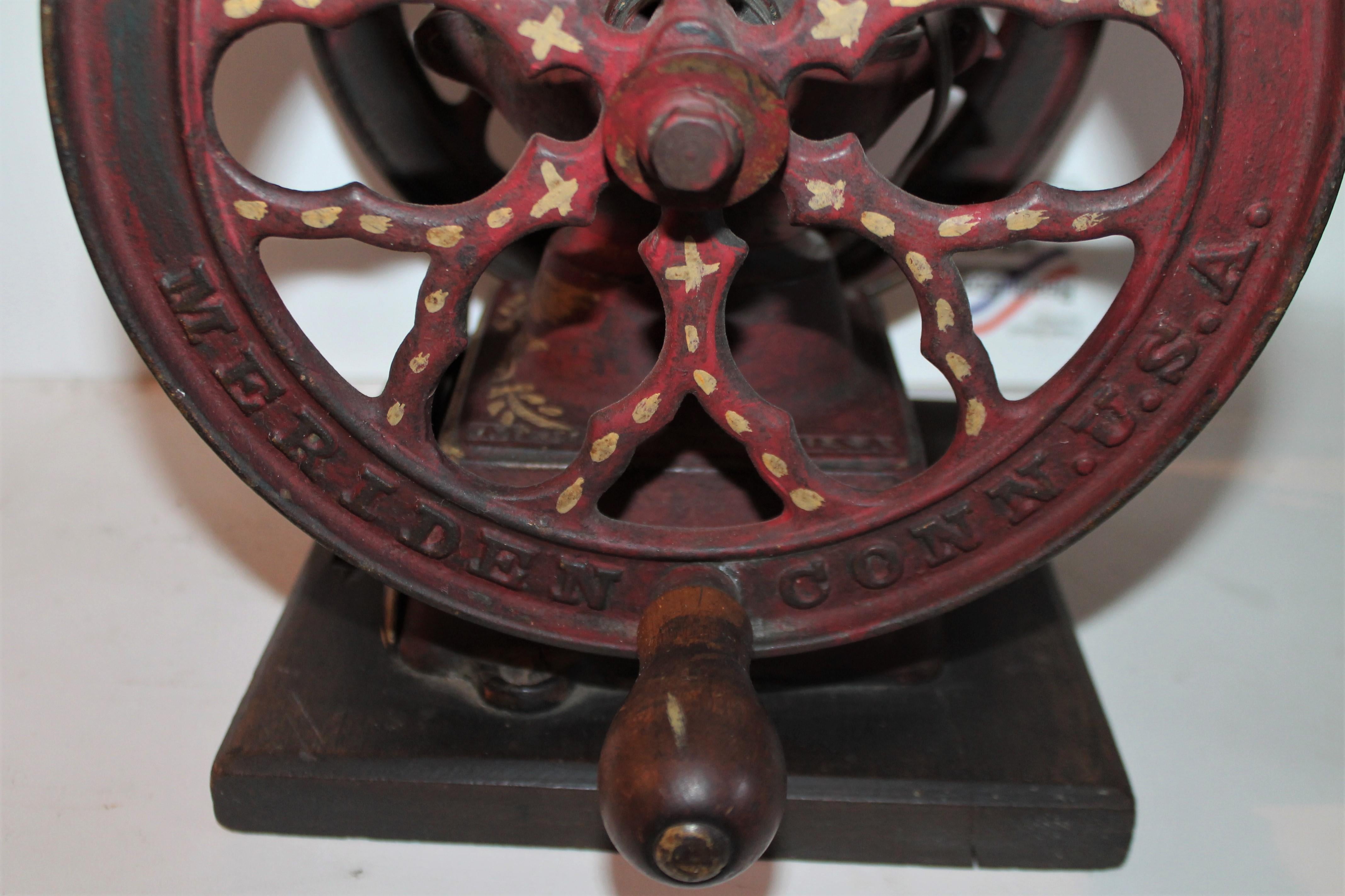 Fait à la machine Lampe de moulin à café du 19ème siècle décorée à la peinture, datée de 1897 en vente