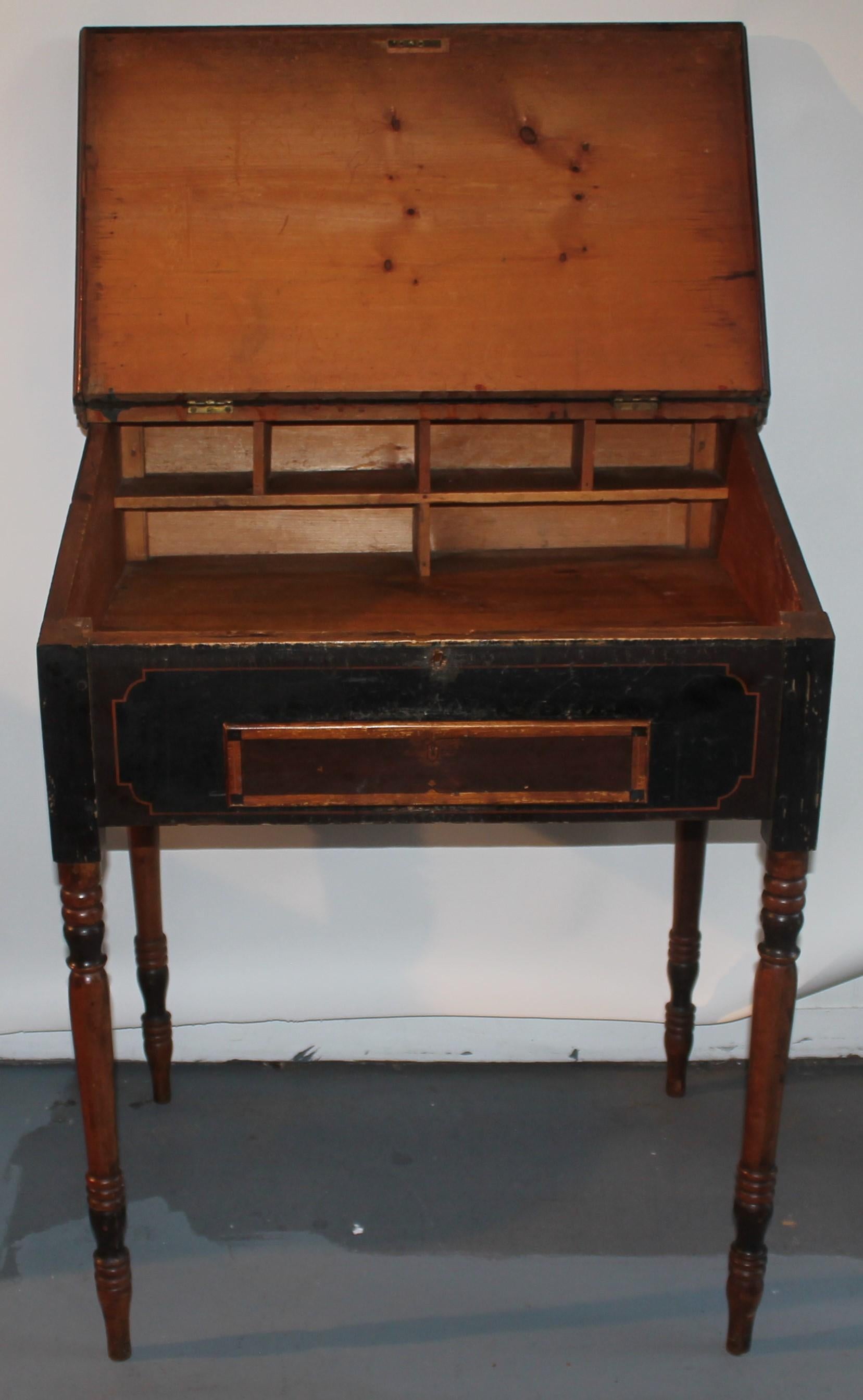 Original bemalter Lap-Schreibtisch aus dem 19. Jahrhundert (Handbemalt) im Angebot