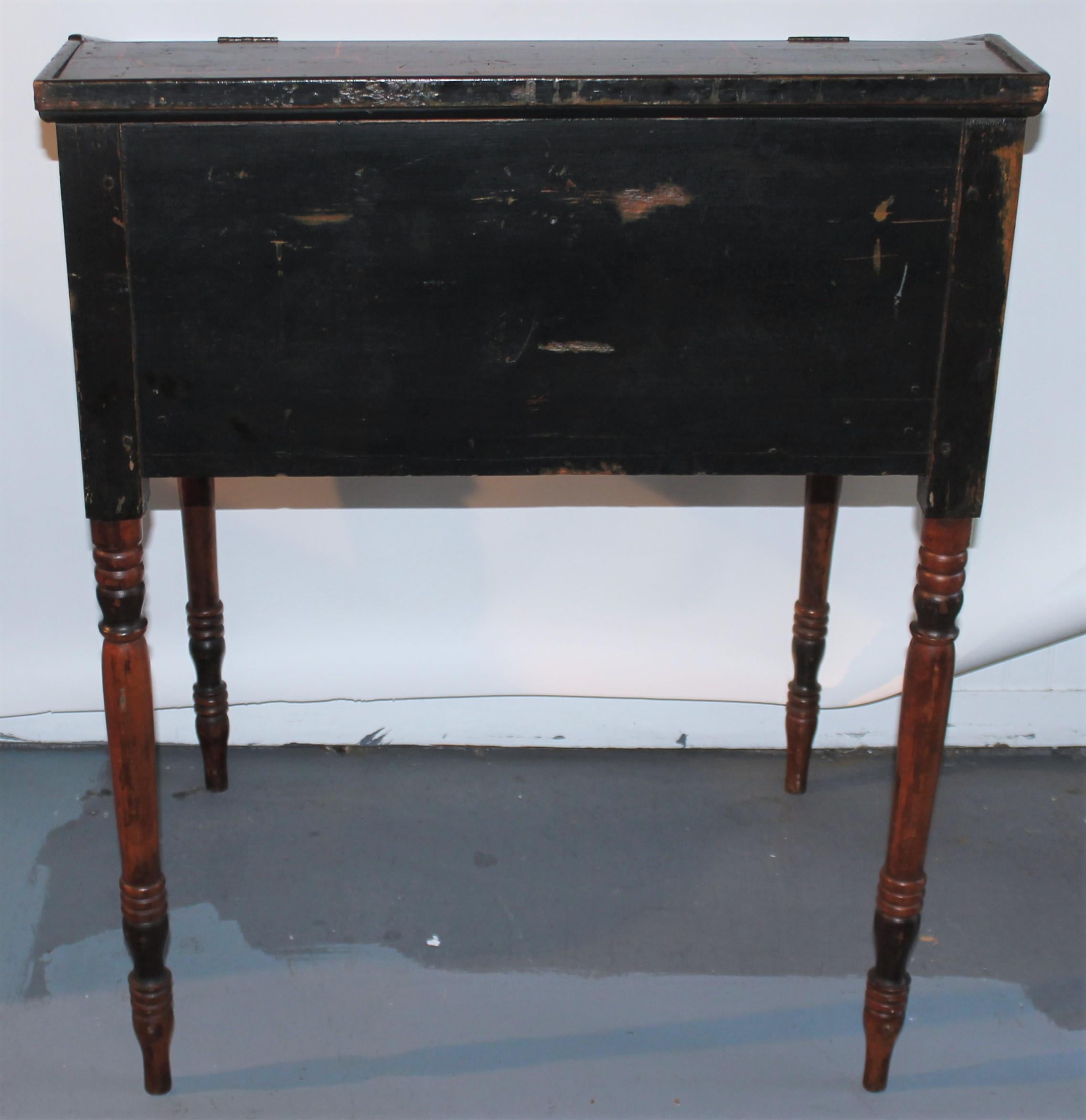Original bemalter Lap-Schreibtisch aus dem 19. Jahrhundert (Holz) im Angebot