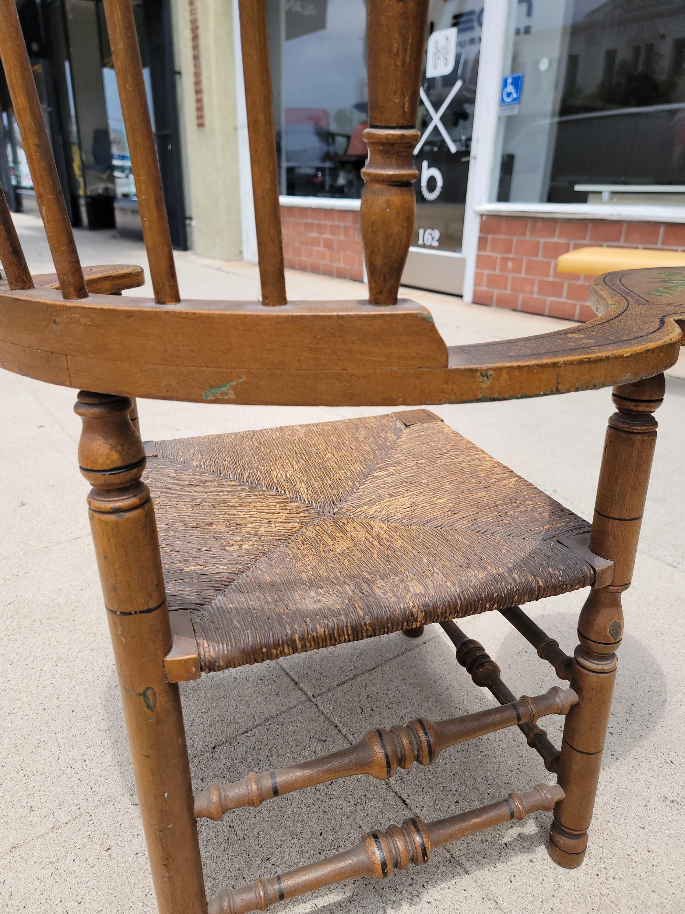 19Thc Original Paint Decorated Writing Arm Windsor Chair Bon état - En vente à Los Angeles, CA