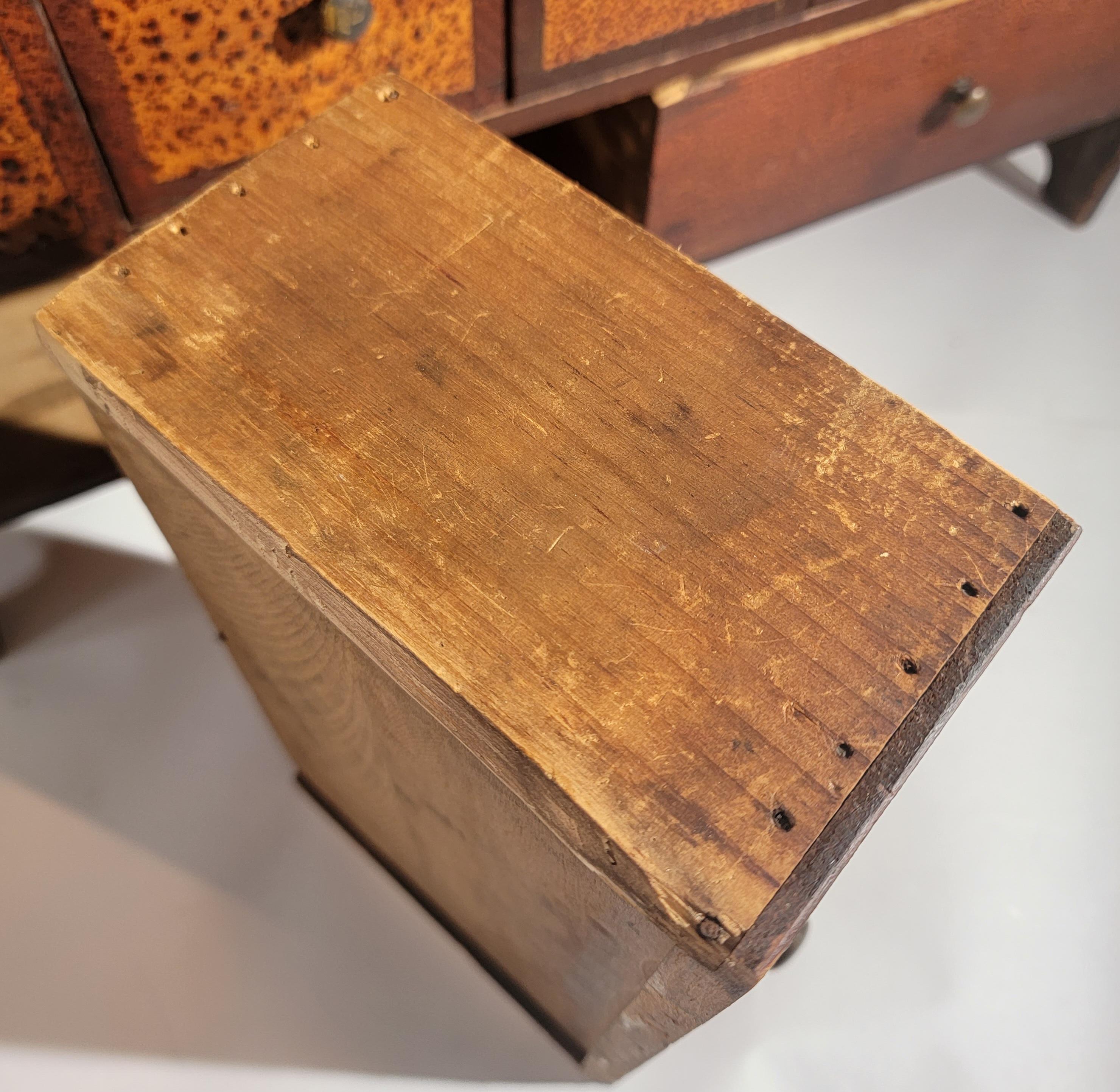 19. Jahrhundert Original bemalter Apothekerschrank mit 17 Schubladen im Angebot 2