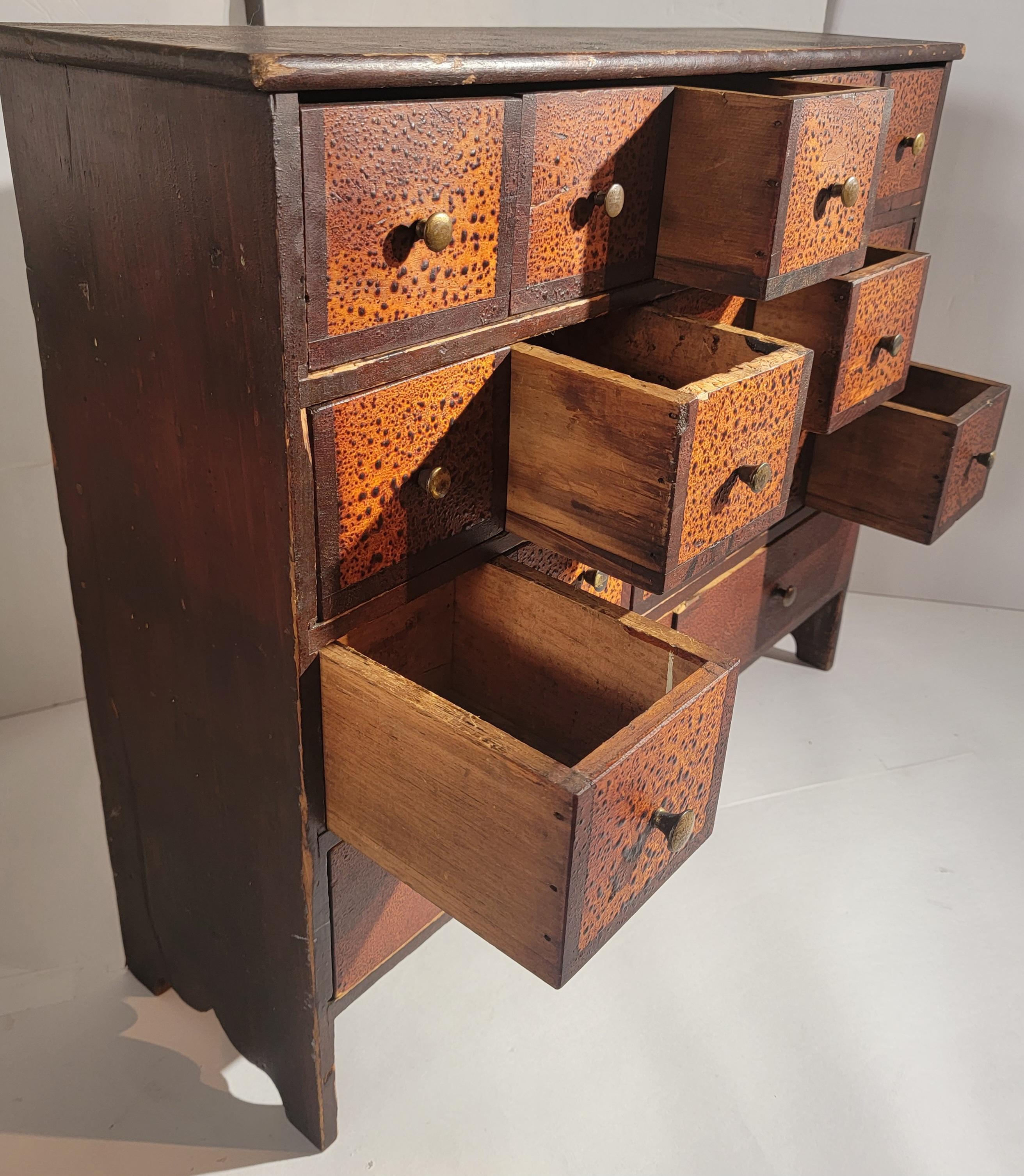 19. Jahrhundert Original bemalter Apothekerschrank mit 17 Schubladen im Zustand „Gut“ im Angebot in Los Angeles, CA