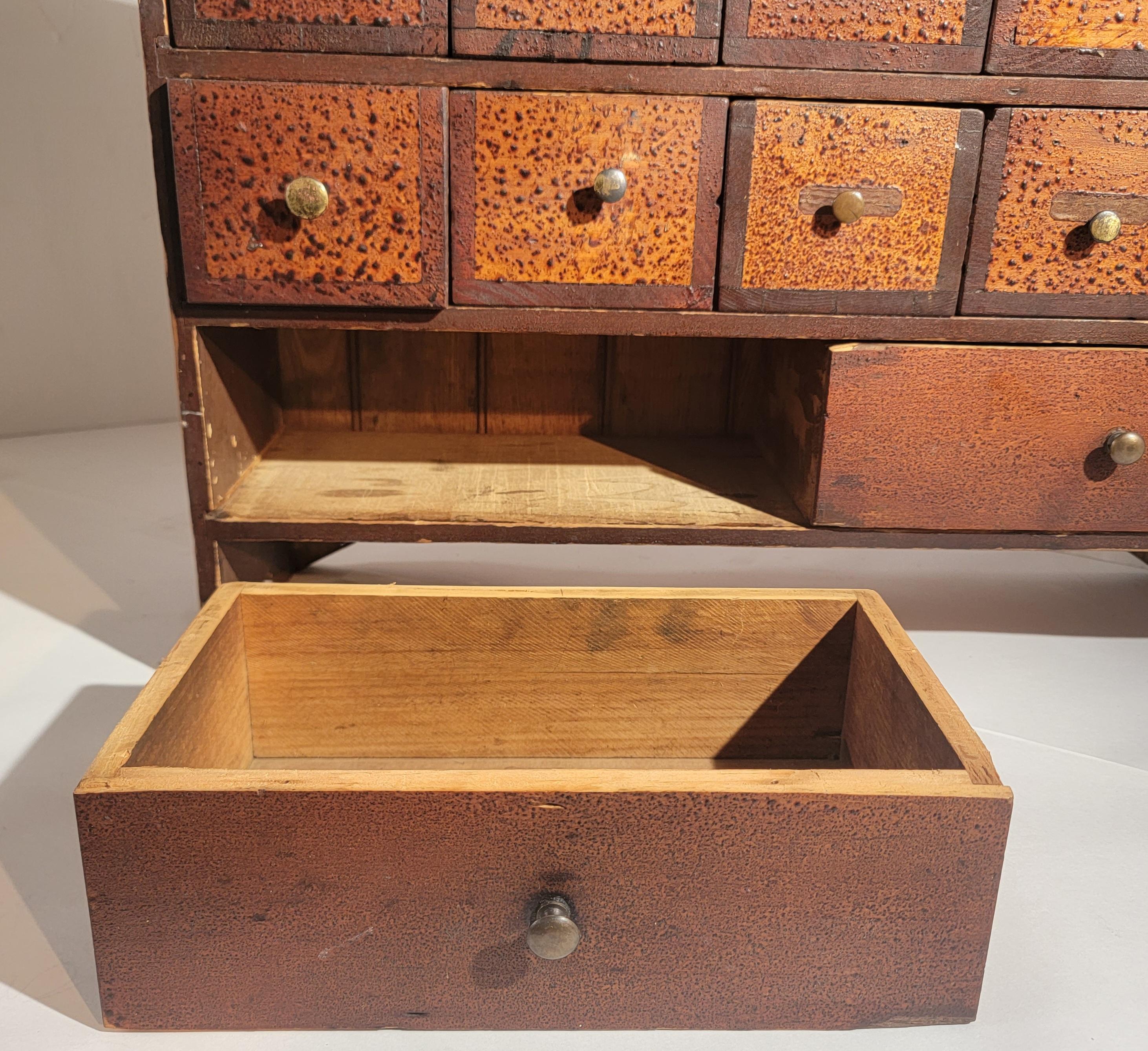19. Jahrhundert Original bemalter Apothekerschrank mit 17 Schubladen im Angebot 1