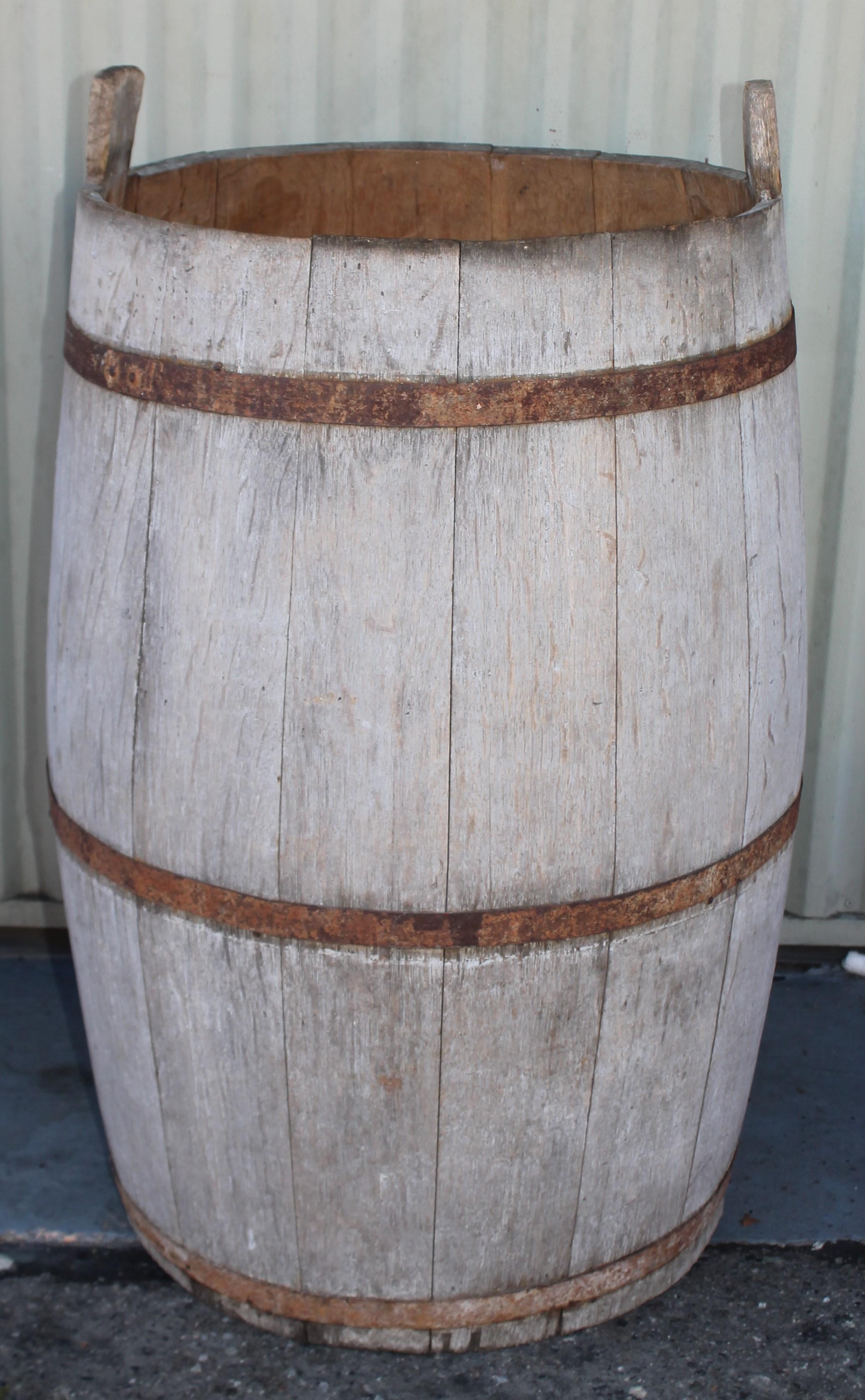 19th C Original Painted Barrel with Lid In Good Condition For Sale In Los Angeles, CA