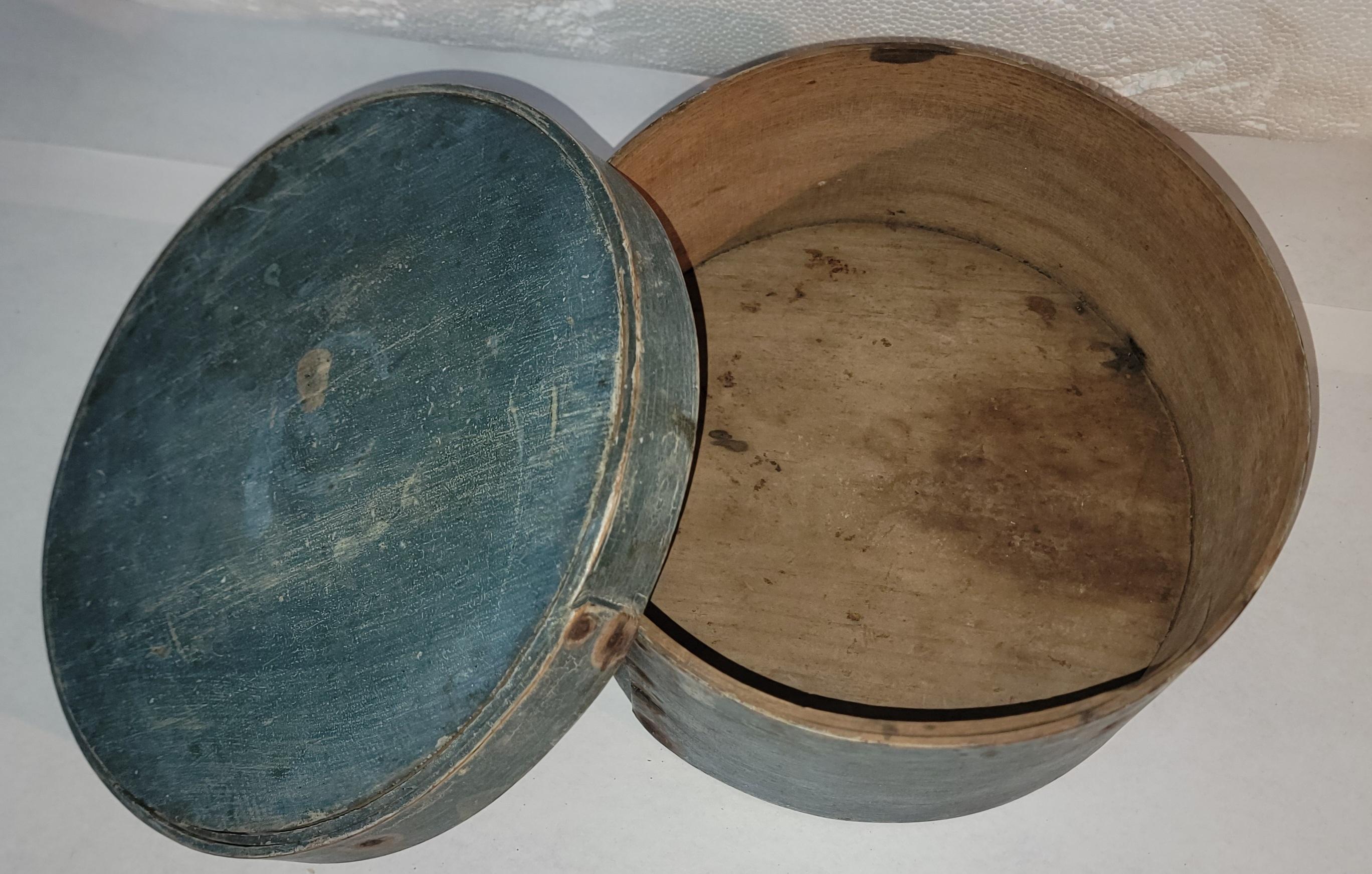 Cette boîte à culottes peinte en bleu, originaire de la Nouvelle Angleterre, a des clous faits à la main.