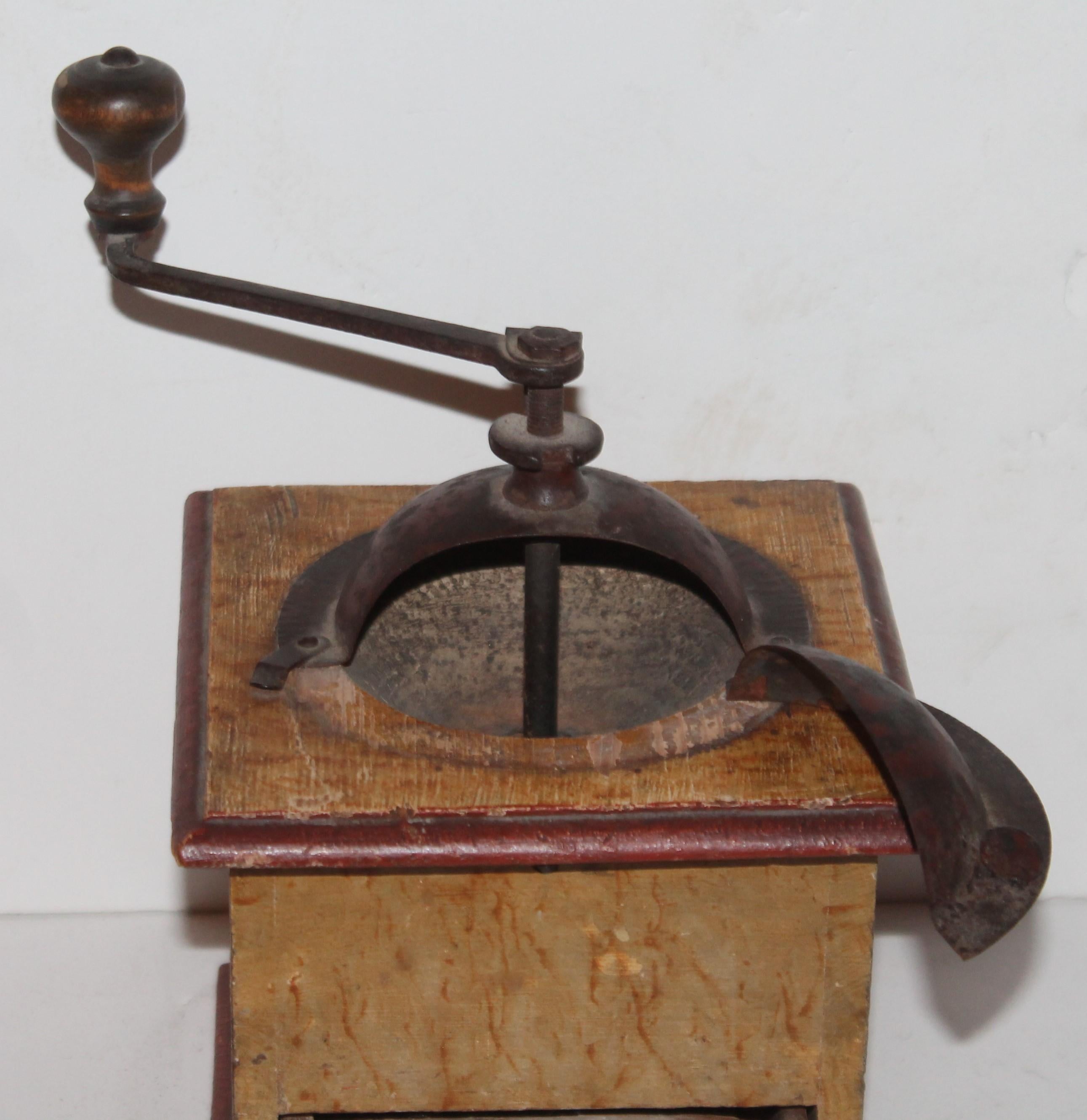 Molinillo de café original pintado del siglo XIX Adirondack en venta