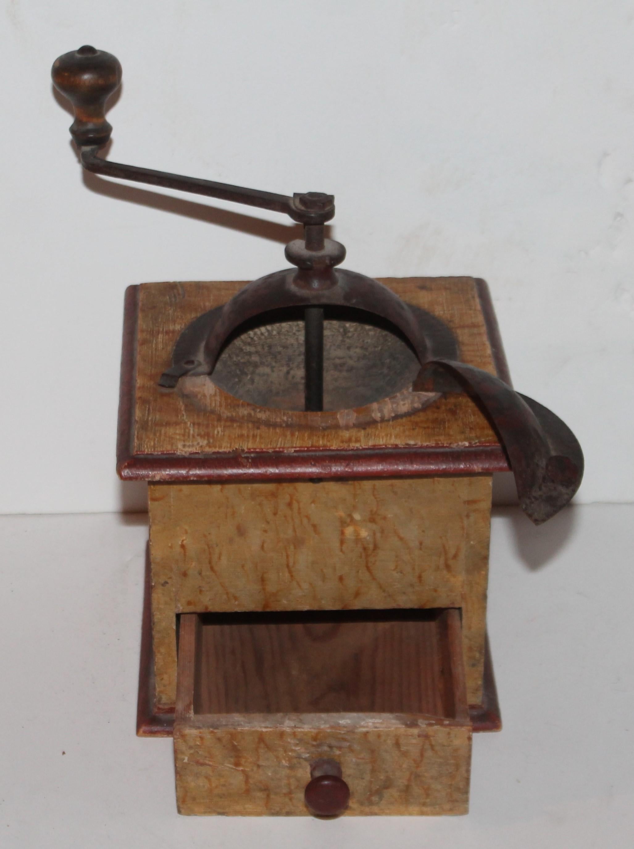 Molinillo de café original pintado del siglo XIX Estadounidense en venta