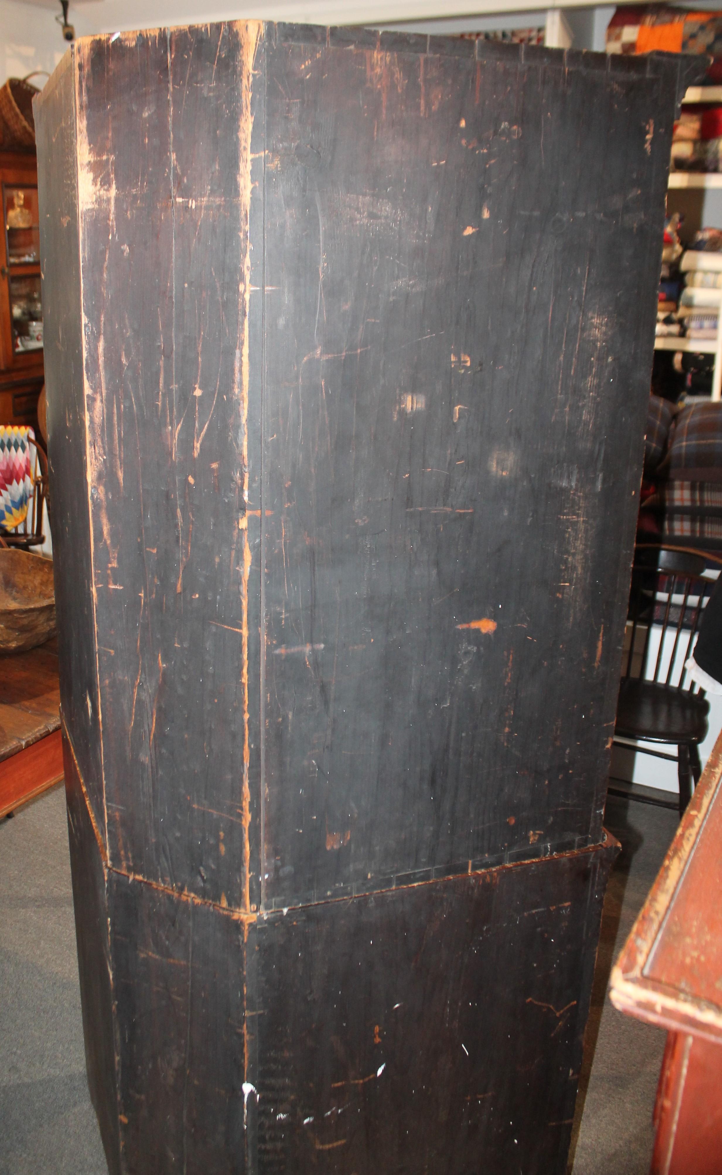 19th Century Original Painted Corner Cupboard from Pennsylvania, 2 Pcs For Sale 3