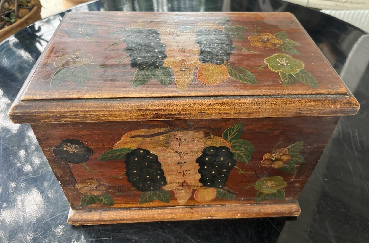 Boîte originale peinte du 19e siècle pour la décoration de fruits et de fleurs.
Construction à queue d'aronde et bois de noyer. Merveilleux âge conforme à l'utilisation.
