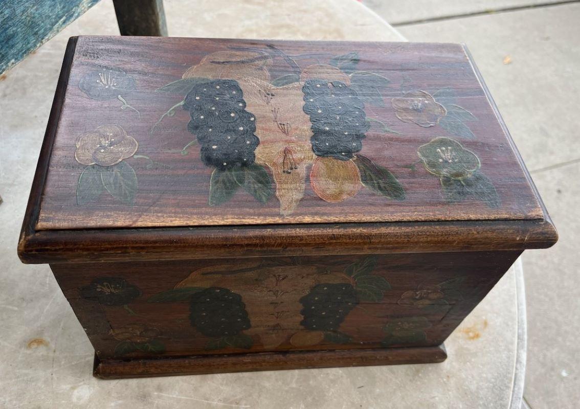 Adirondack Boîte peinte originale décorée de fruits et de fleurs du 19e siècle en vente