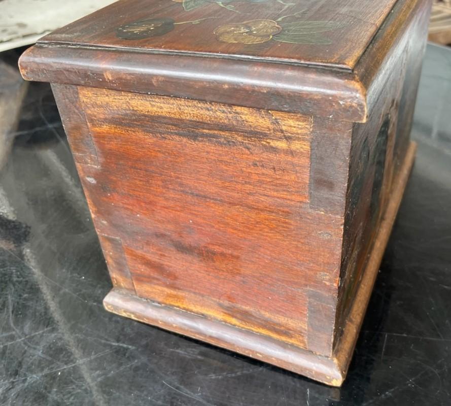 Américain Boîte peinte originale décorée de fruits et de fleurs du 19e siècle en vente