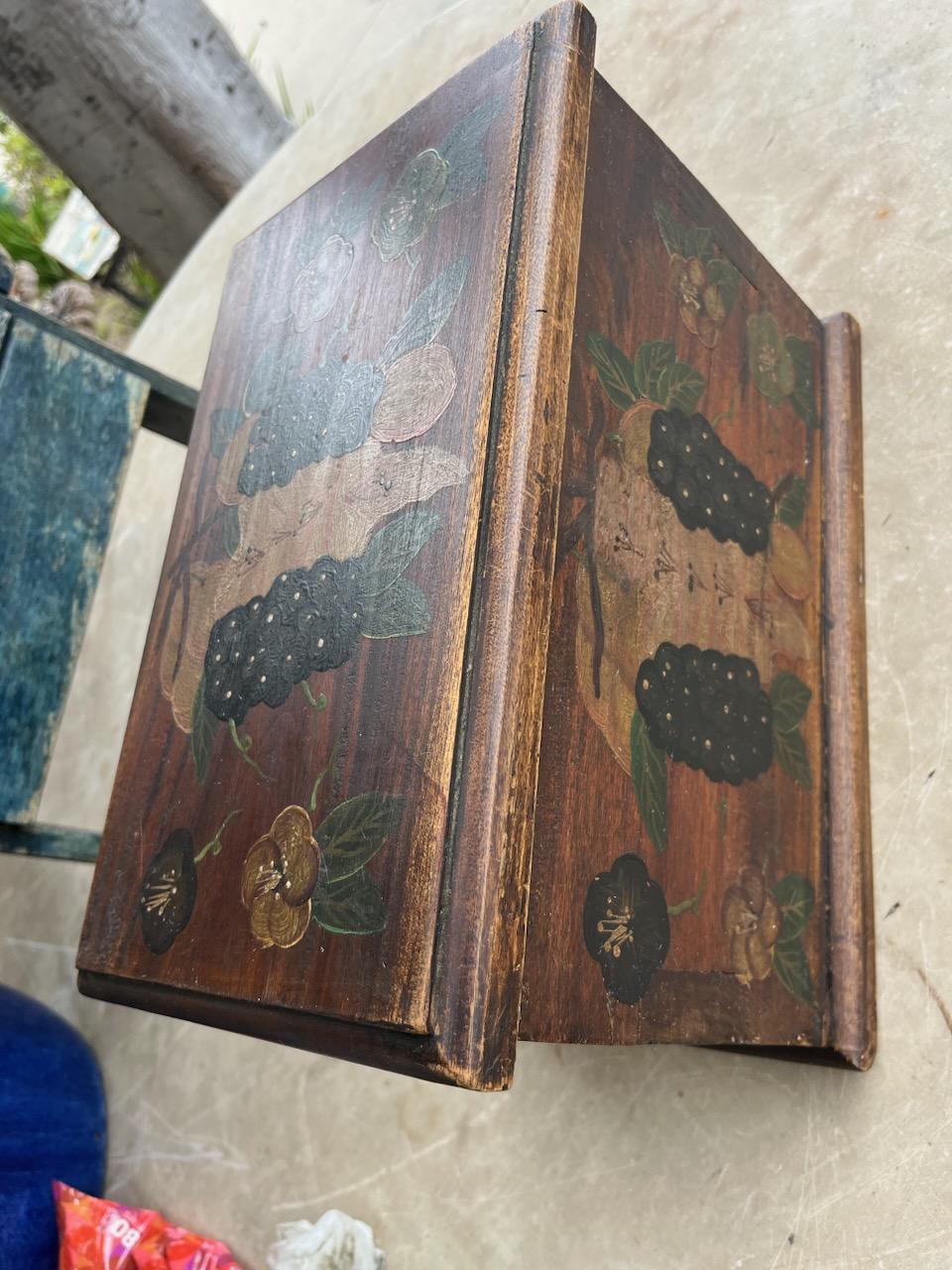 XIXe siècle Boîte peinte originale décorée de fruits et de fleurs du 19e siècle en vente