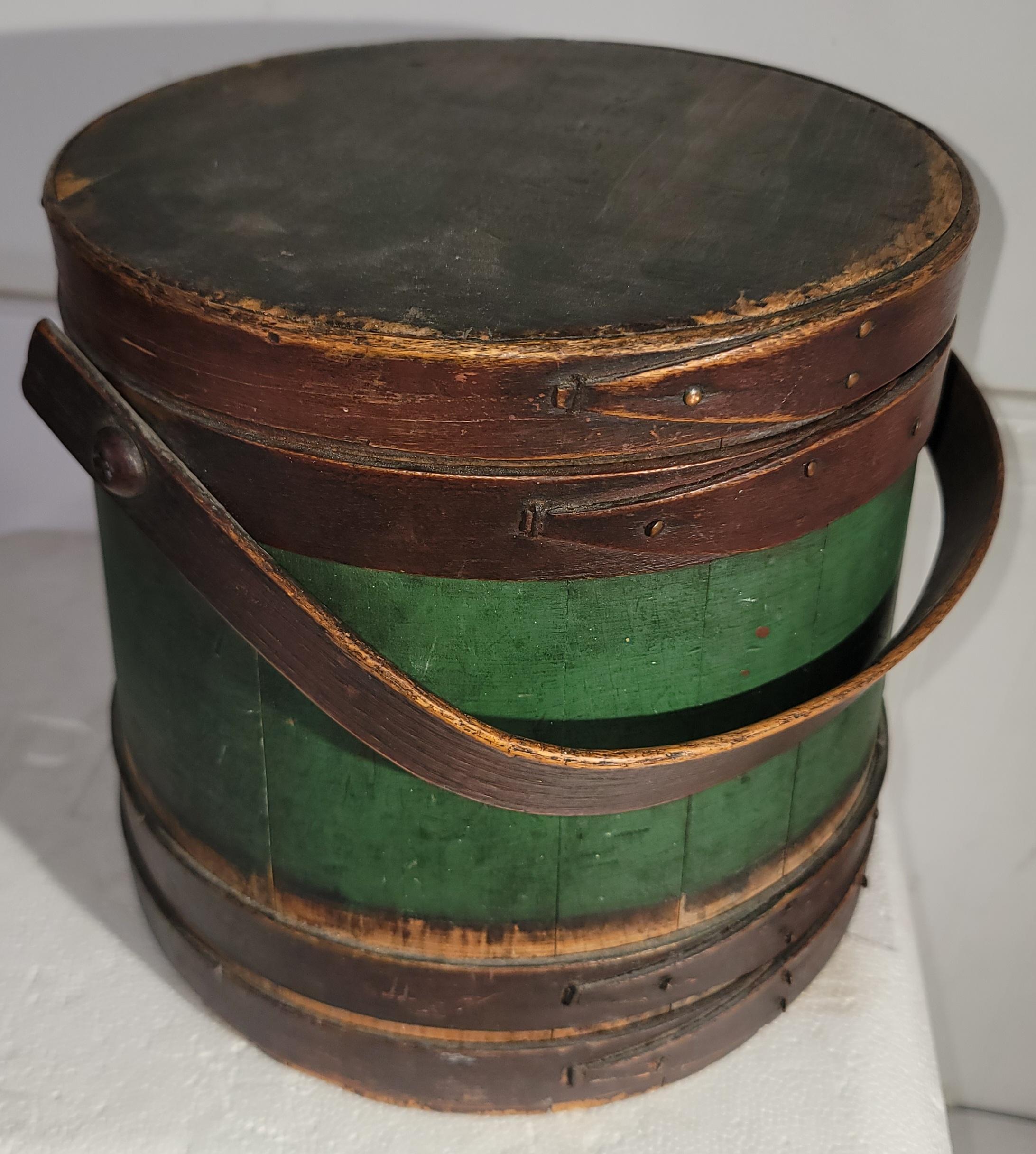 Seau à fourrure original du 19ème siècle, peint en vert et en brun, provenant de la Nouvelle-Angleterre.
