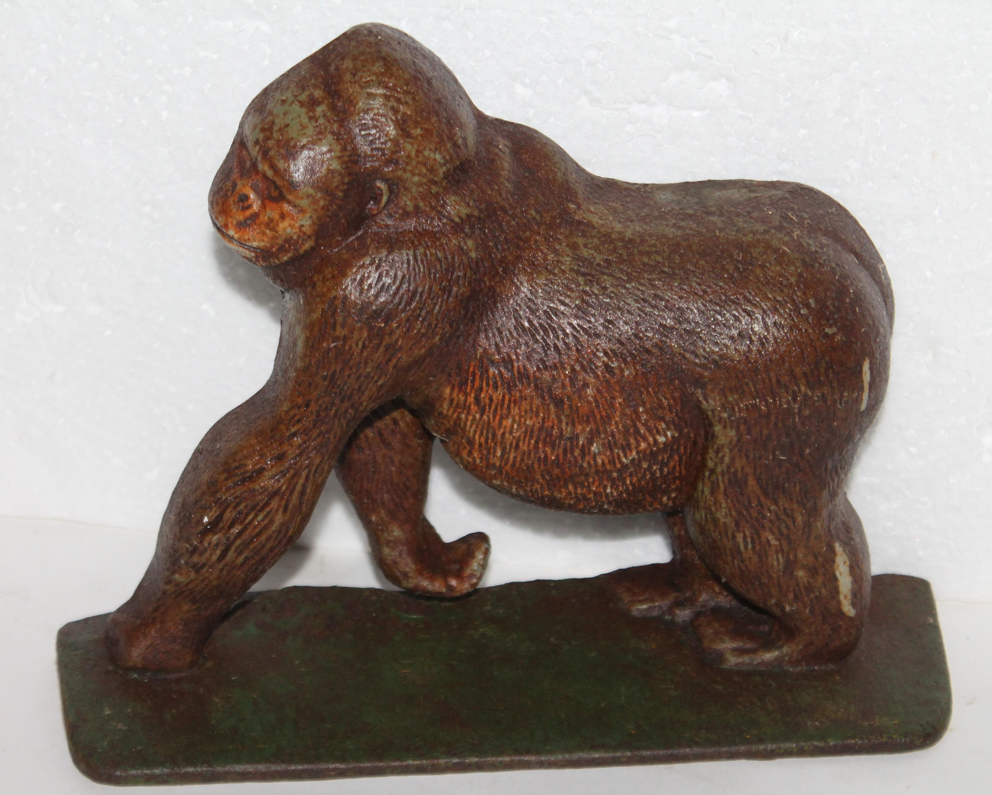 butoir de porte Hubley gorille peint d'origine du 19ème siècle en bon état. C'est très rare et inhabituel.