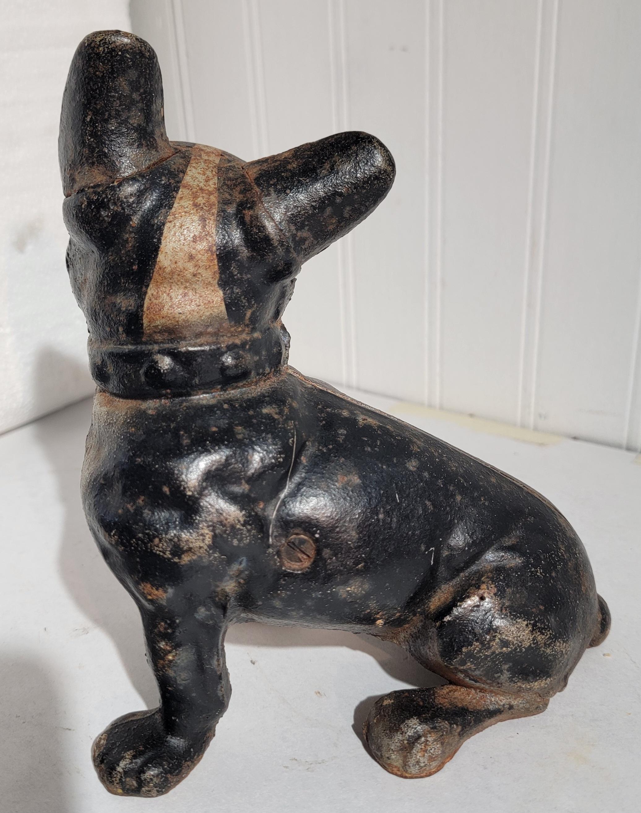 Questo fermaporta di cane dipinto originale della fine del XIX secolo è in ottime condizioni. Questo piccolo bulldog francese è molto pesante.
