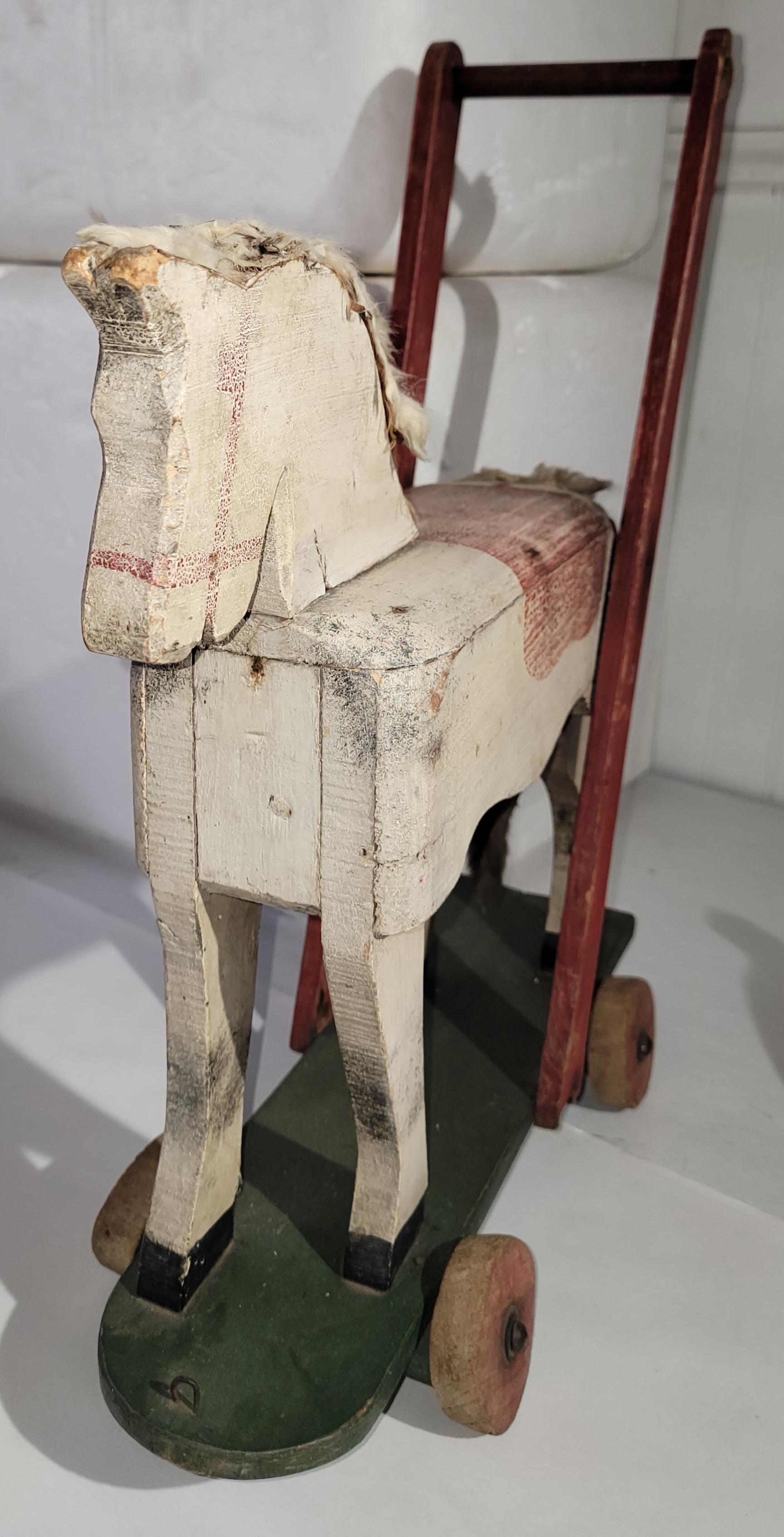 19Thc Original paint pull toy horse on wheels. Ce cheval jouet fait à la main est en très bon état avec de la vraie fourrure.  Les roues d'origine sont sur ce jouet qui a été trouvé en Nouvelle Angleterre.