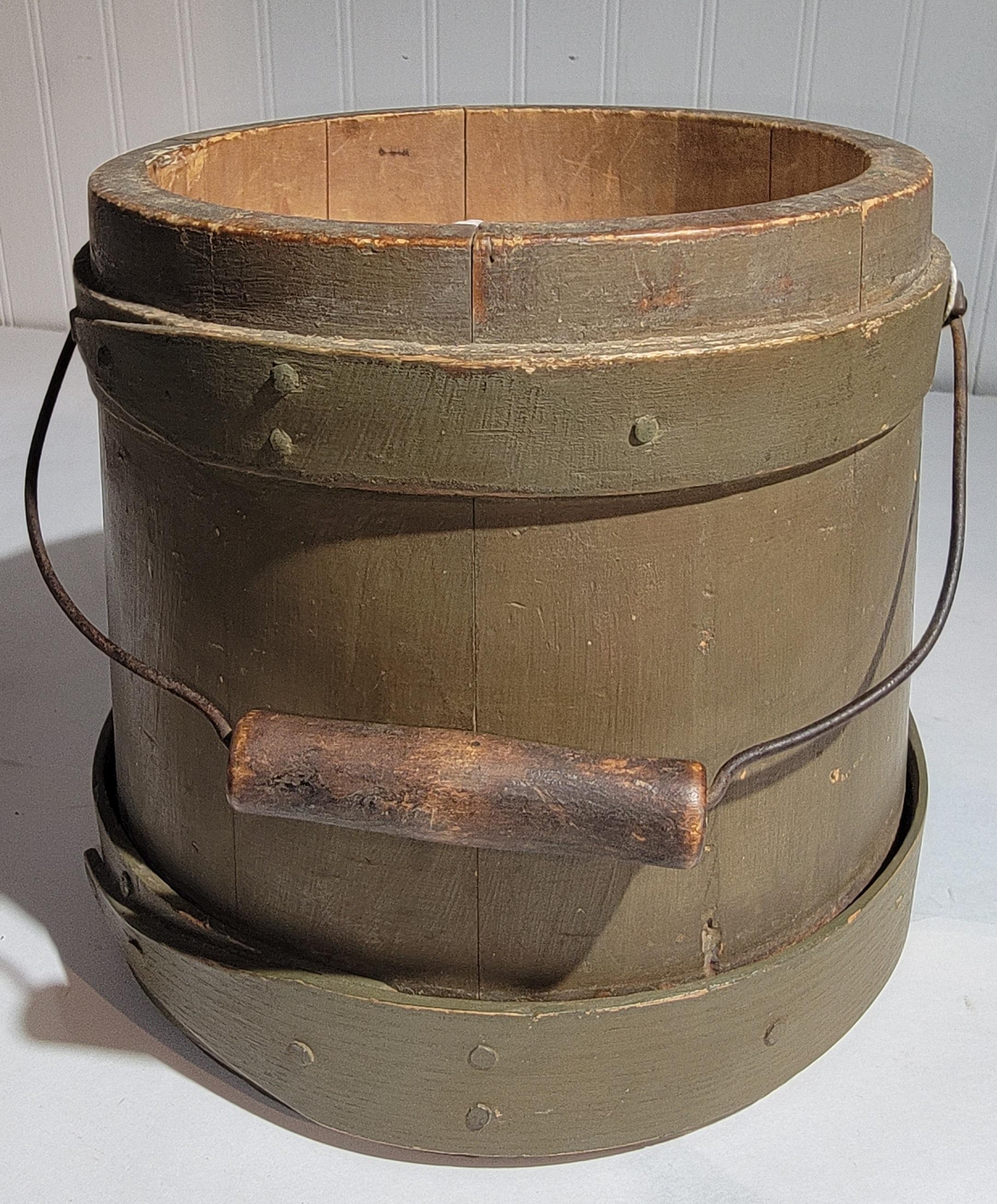 19Thc Original Sage green painted sugar bucket from New England. L'état est très bon, serré et robuste.