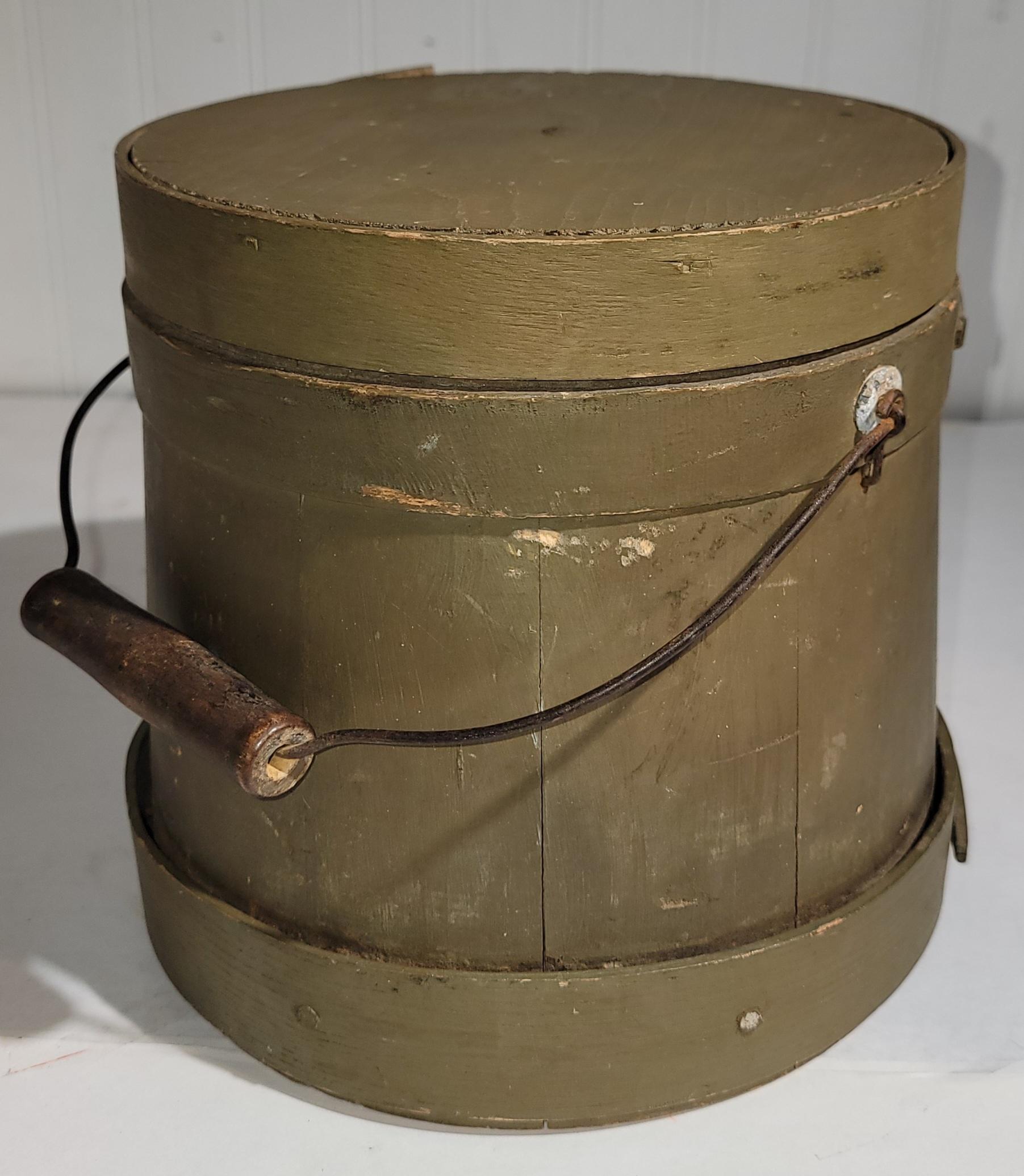 Fait main Seau à sucre original peint en vert sauge du 19e siècle en vente