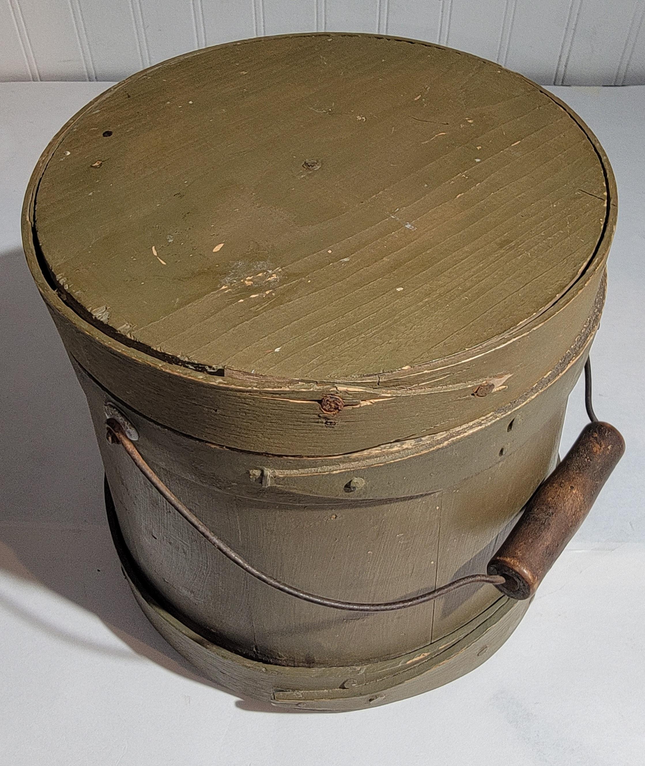 Bois Seau à sucre original peint en vert sauge du 19e siècle en vente